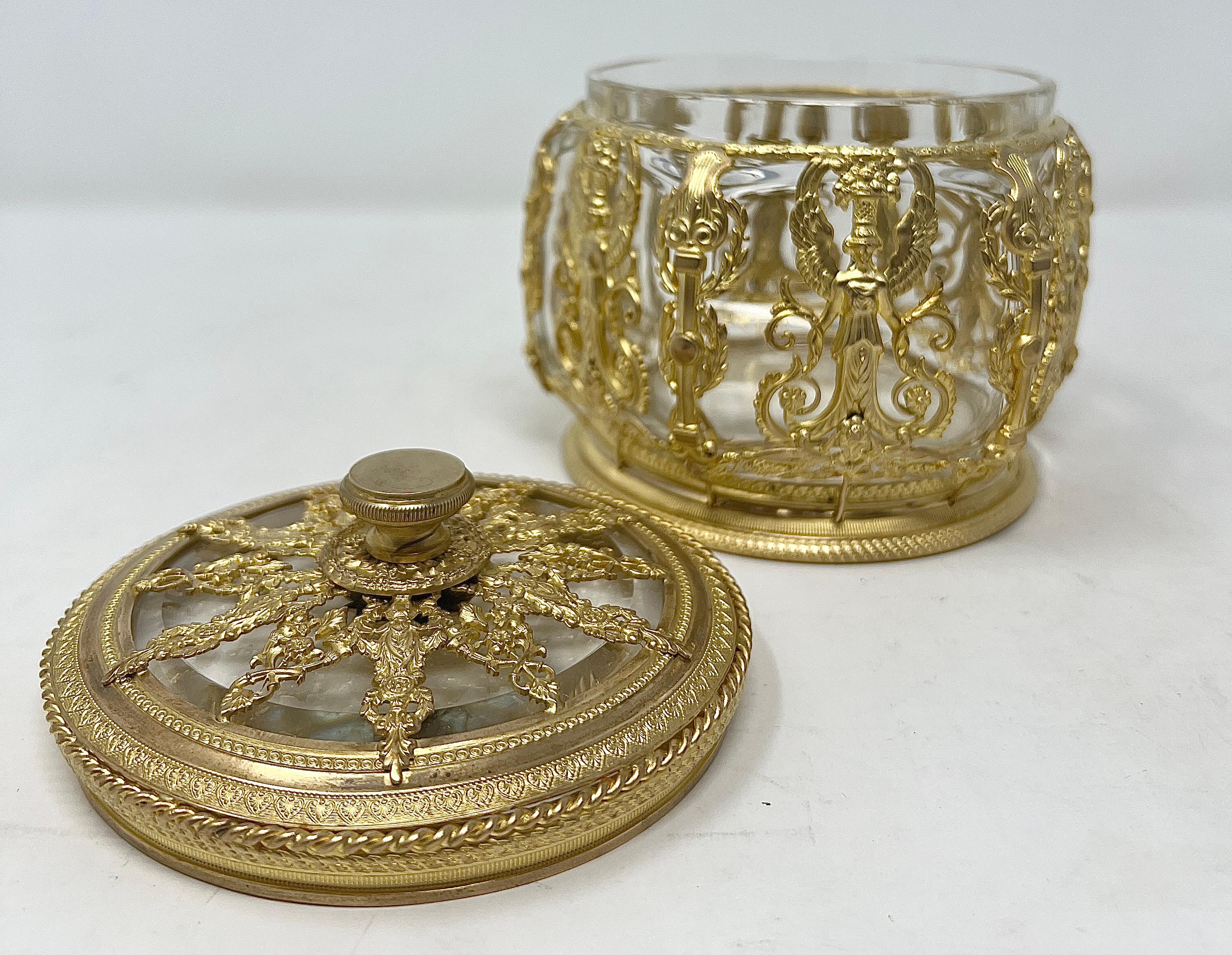 Français Boîte à bijoux française ancienne en cristal taillé montée sur bronze doré, vers les années 1890. en vente