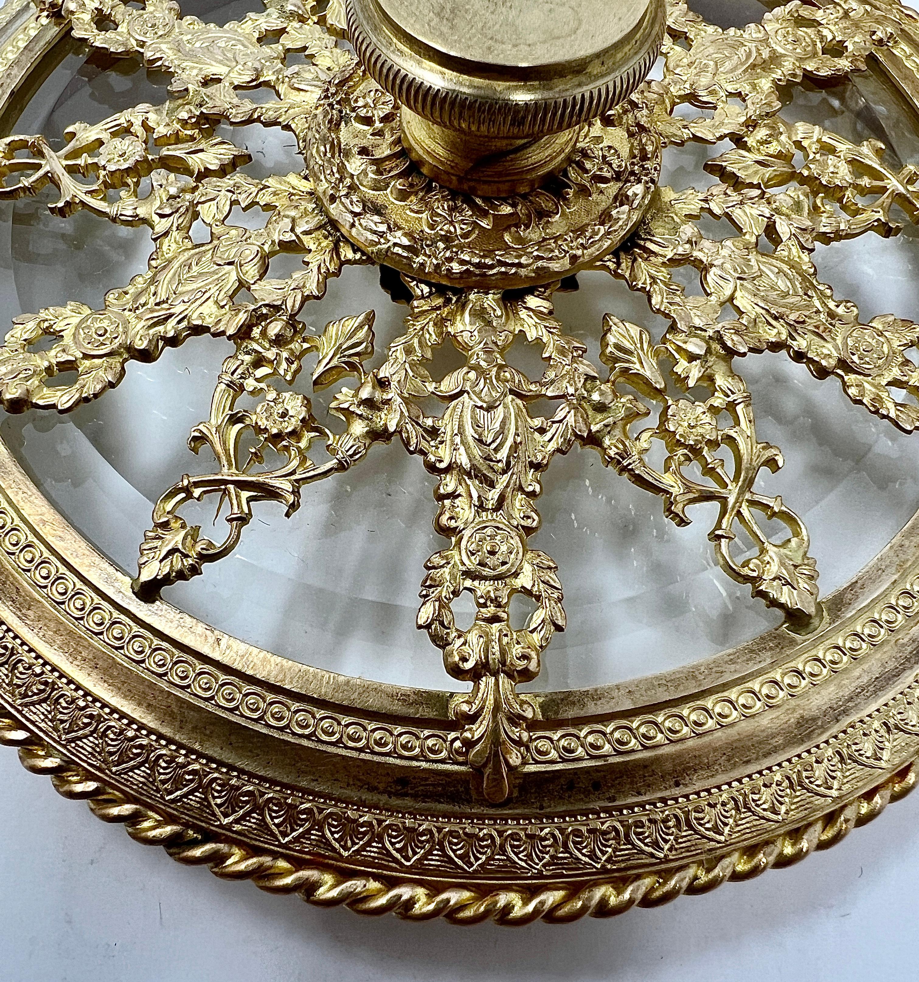Boîte à bijoux française ancienne en cristal taillé montée sur bronze doré, vers les années 1890. Bon état - En vente à New Orleans, LA