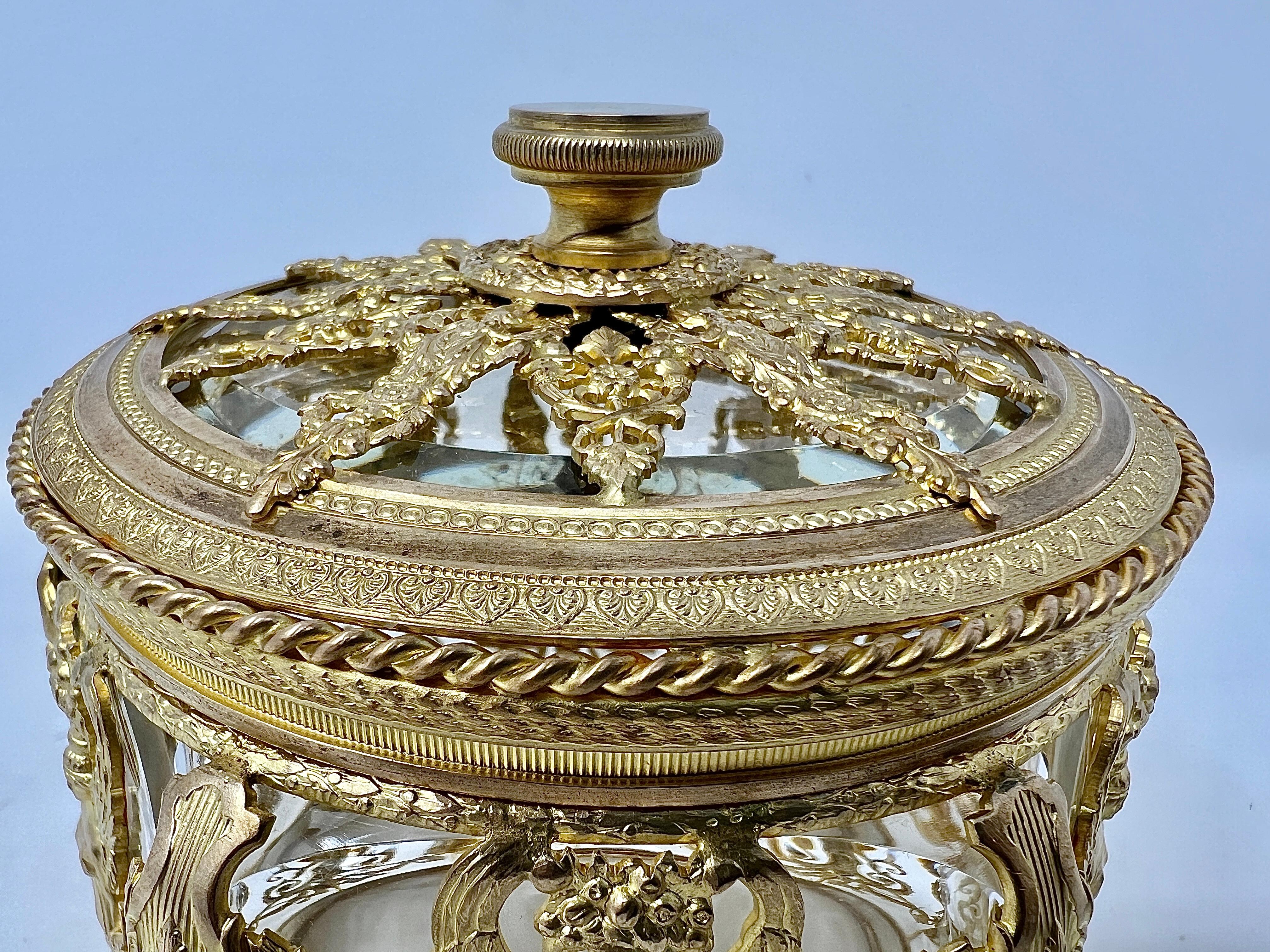 Bronze Boîte à bijoux française ancienne en cristal taillé montée sur bronze doré, vers les années 1890. en vente