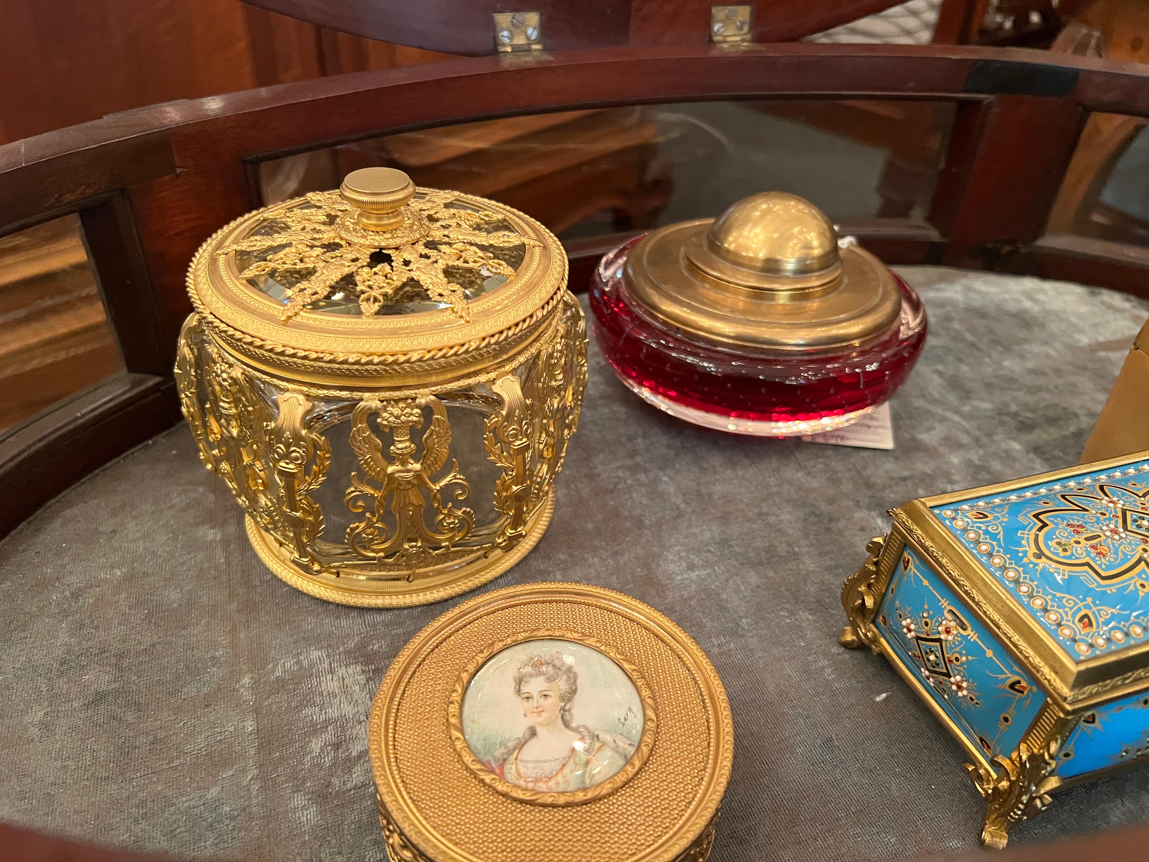 Boîte à bijoux française ancienne en cristal taillé montée sur bronze doré, vers les années 1890. en vente 1