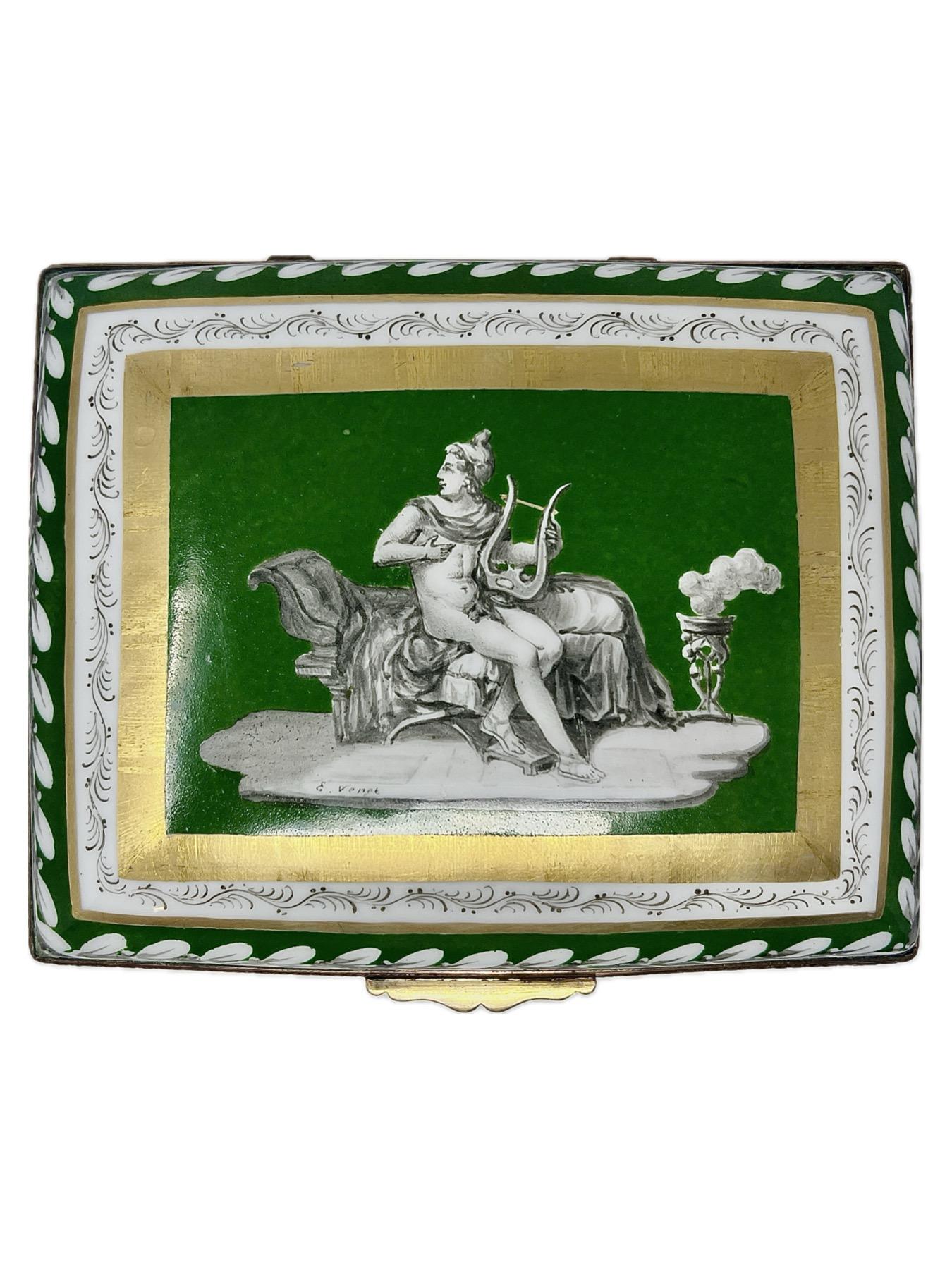 Boîte à bijoux ancienne en porcelaine verte et blanche, montée sur bronze doré, Circa 1900.