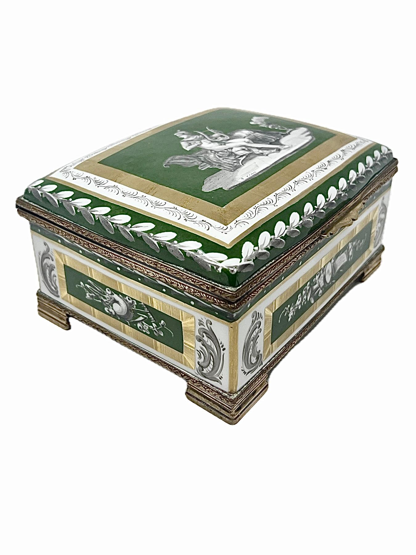 Antique French Gold Bronze Mounted Green & White Porcelain Jewel Box, Circa 1900 In Good Condition For Sale In New Orleans, LA