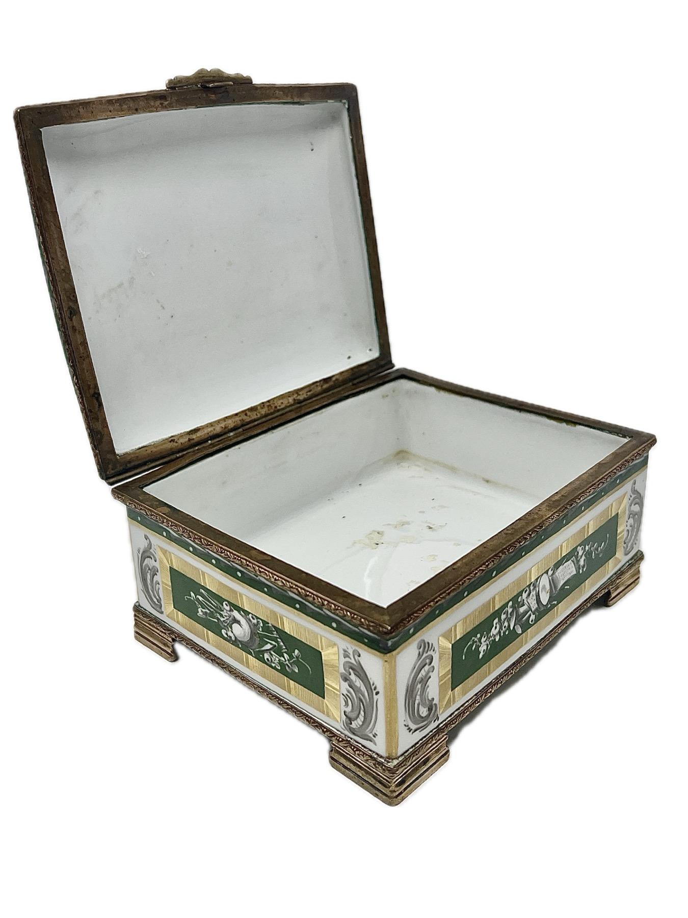 Ancienne boîte à bijoux française en porcelaine verte et blanche montée sur bronze doré, vers 1900 Bon état - En vente à New Orleans, LA