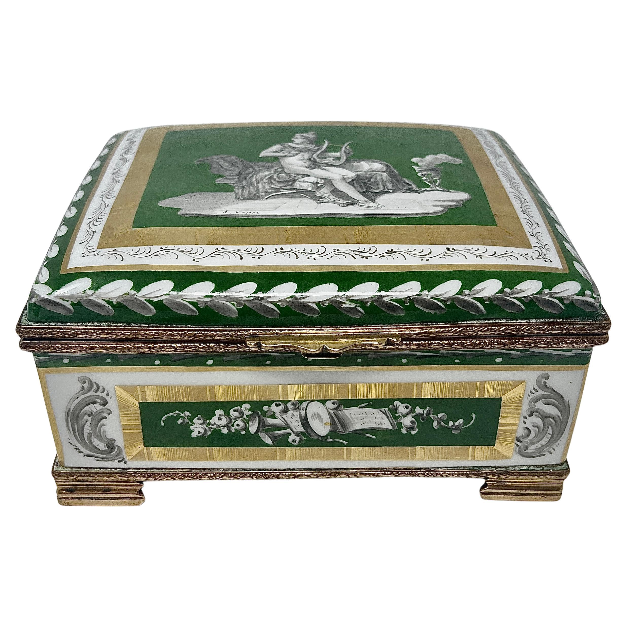 Ancienne boîte à bijoux française en porcelaine verte et blanche montée sur bronze doré, vers 1900 en vente
