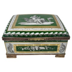 Ancienne boîte à bijoux française en porcelaine verte et blanche montée sur bronze doré, vers 1900