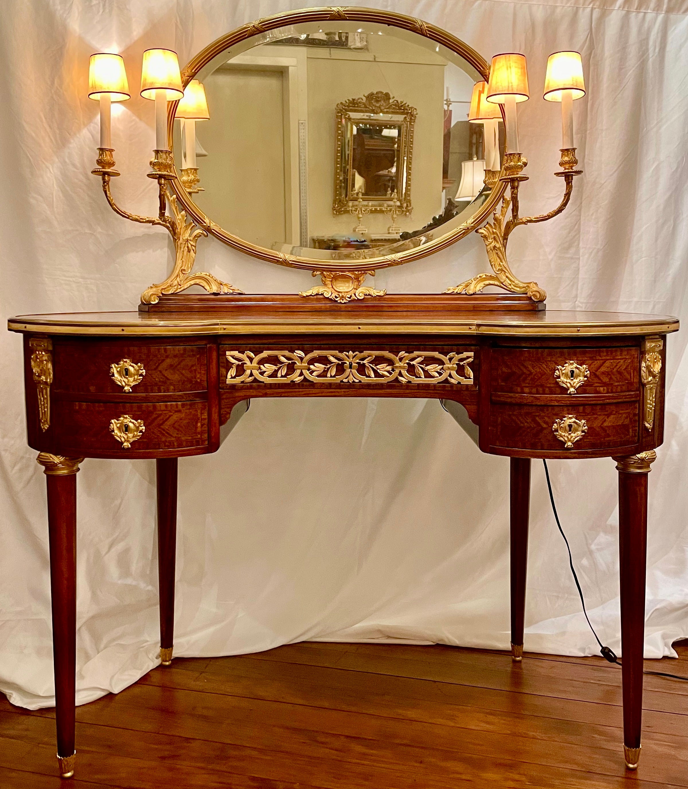 Coiffeuse ancienne en acajou, montée sur bronze doré, avec incrustations et lumières, vers 1880.
