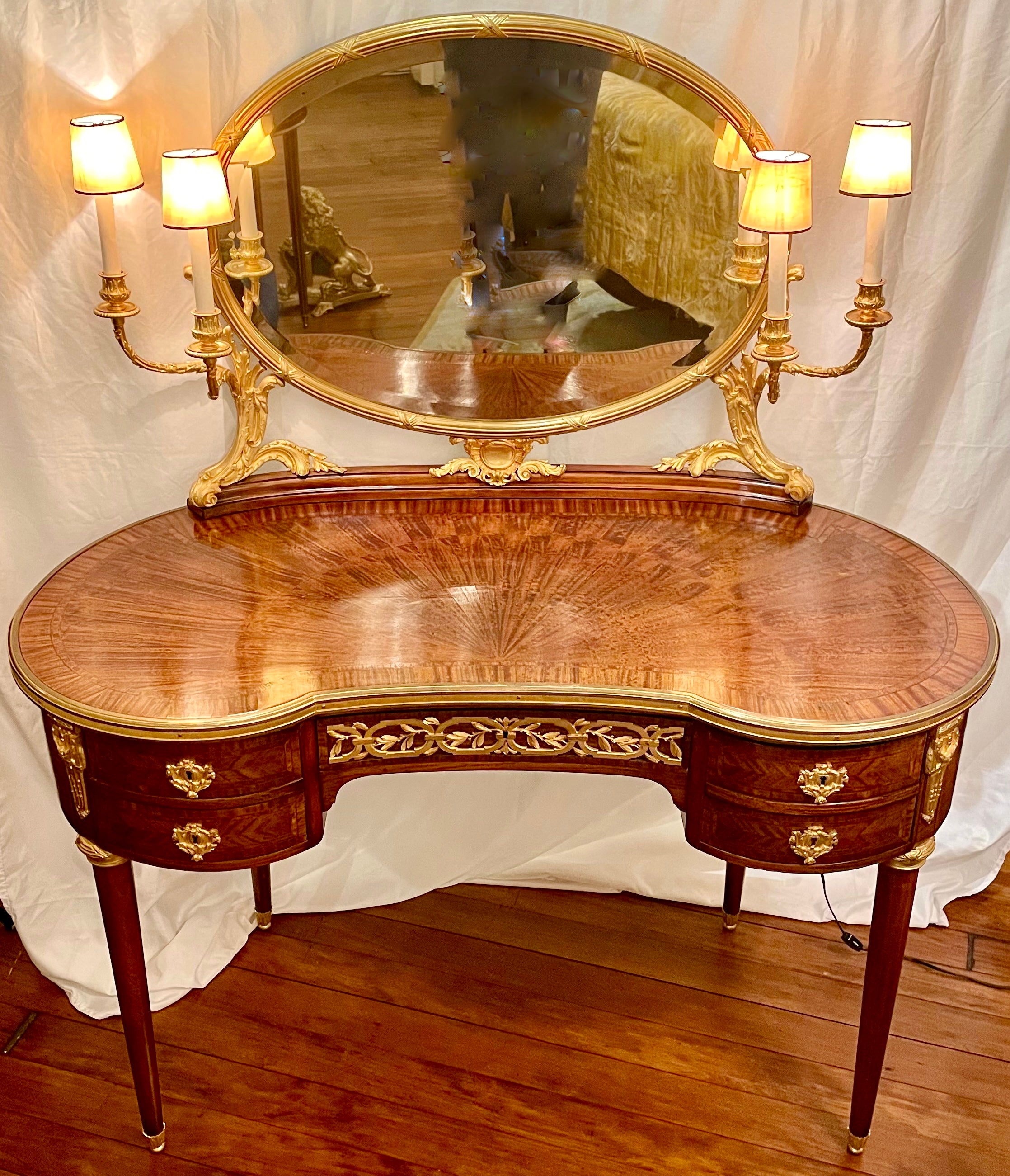 Ancienne vanité française en acajou incrusté de bronze doré avec Lights Circa 1880 Bon état - En vente à New Orleans, LA