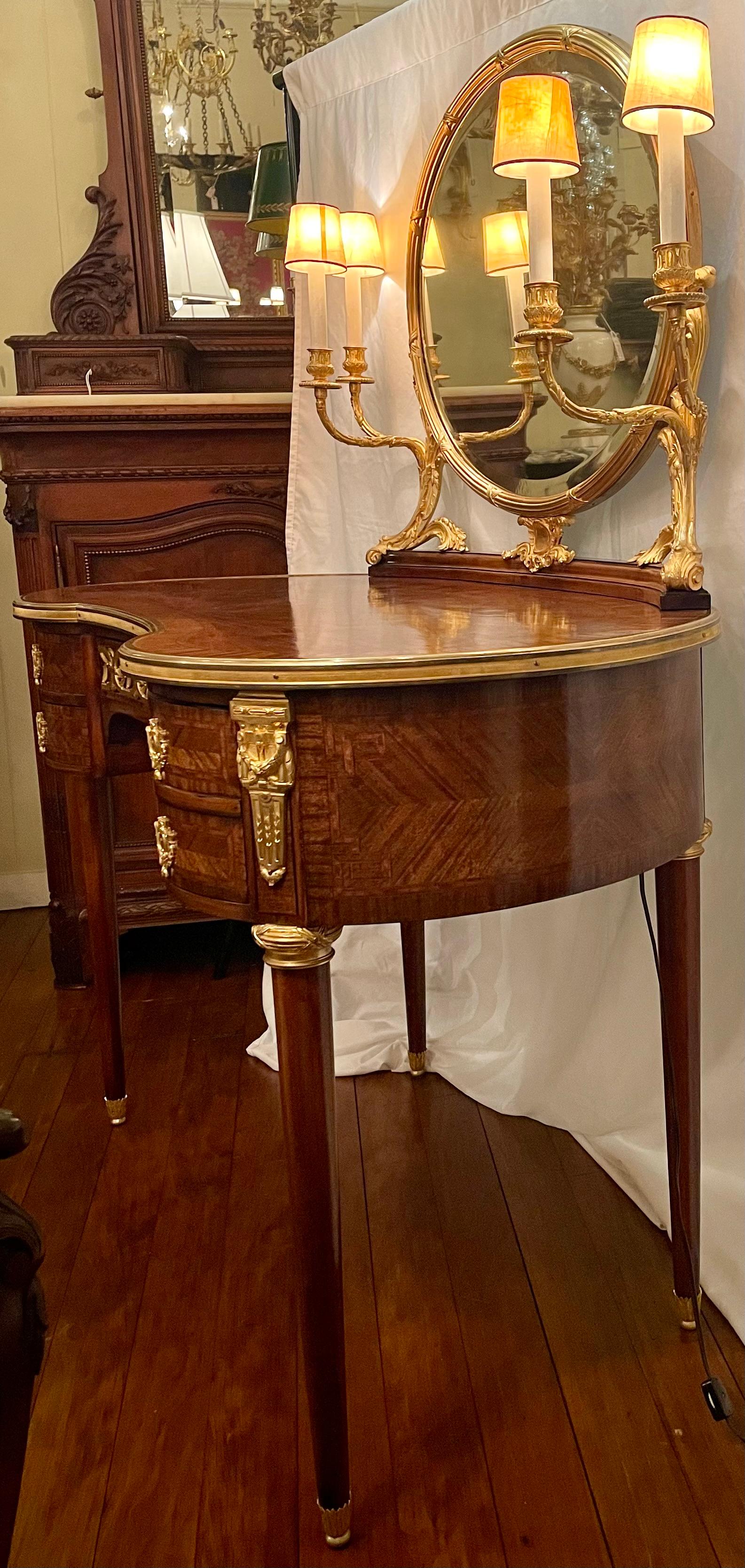 Ancienne vanité française en acajou incrusté de bronze doré avec Lights Circa 1880 en vente 1