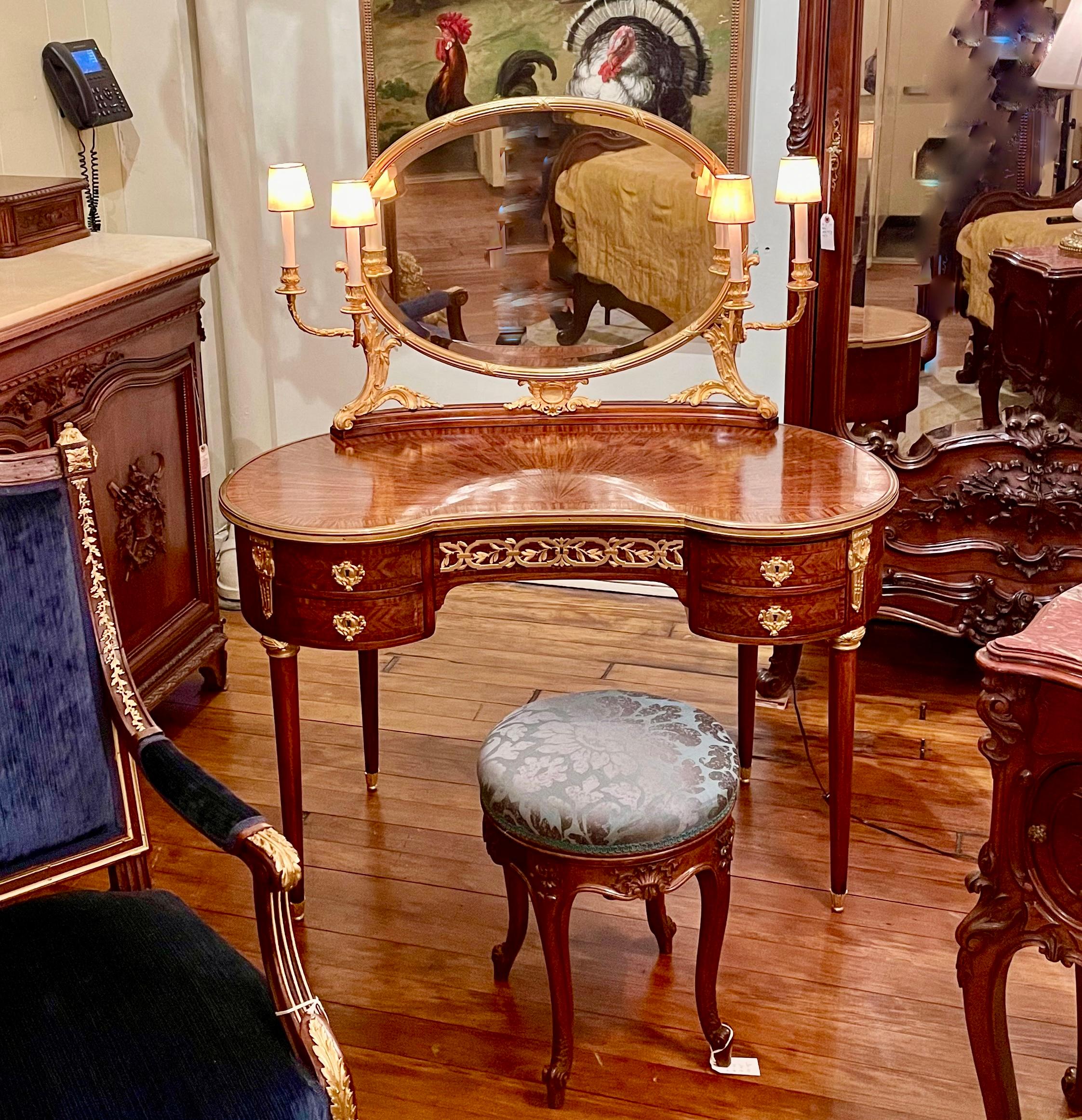 Ancienne vanité française en acajou incrusté de bronze doré avec Lights Circa 1880 en vente 2