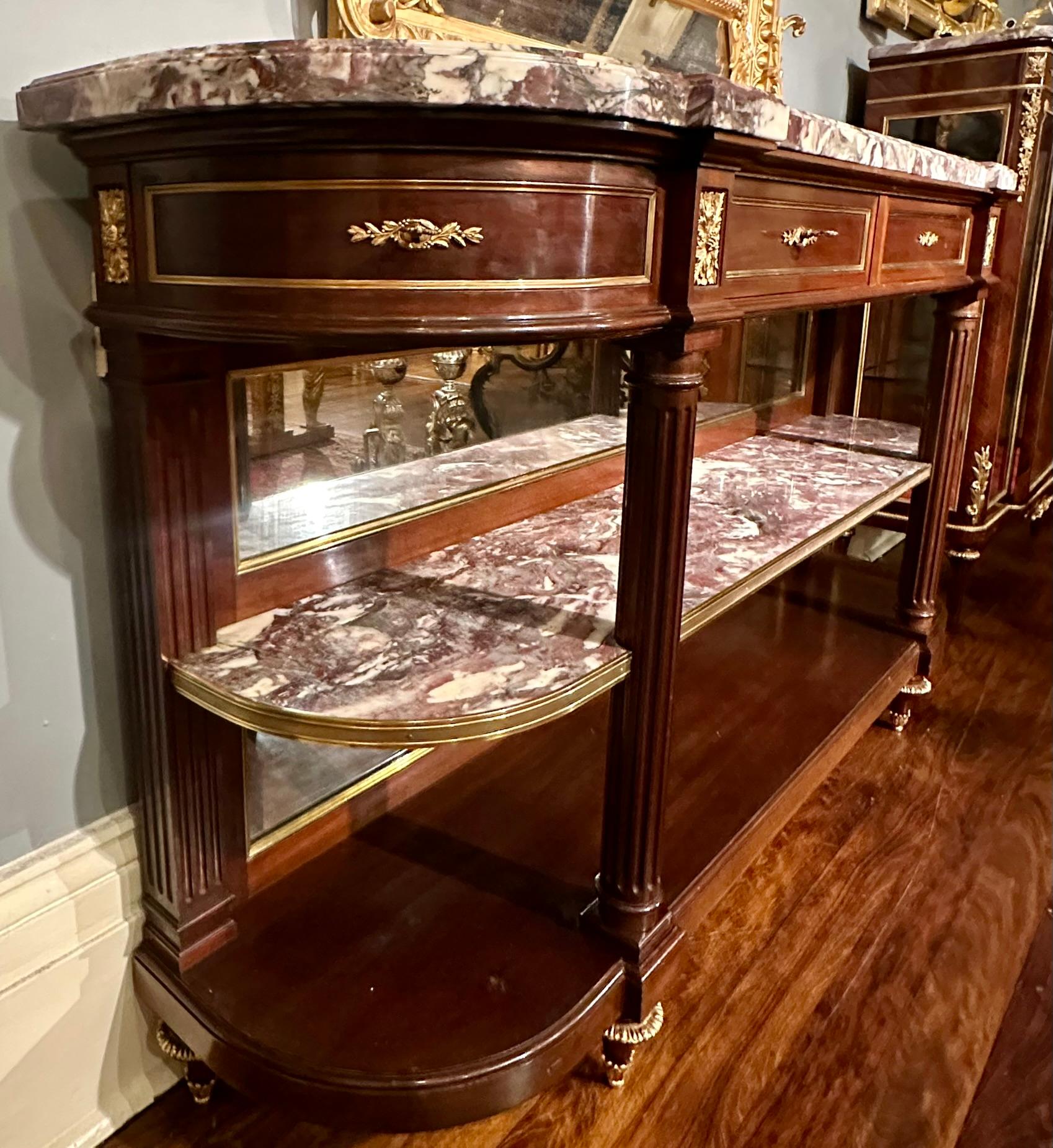 Antikes französisches Sideboard aus Mahagoni mit Marmorplatte und Goldbronze-Montierung, um 1890 im Zustand „Gut“ im Angebot in New Orleans, LA