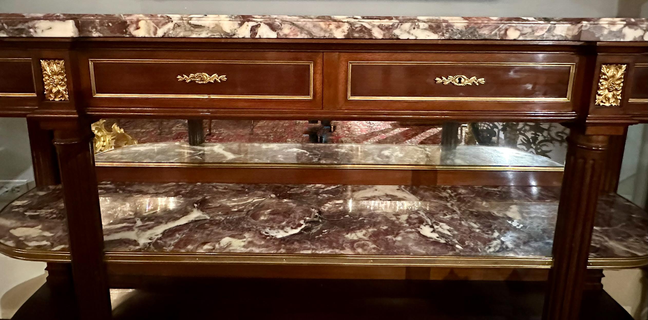 Antikes französisches Sideboard aus Mahagoni mit Marmorplatte und Goldbronze-Montierung, um 1890 (19. Jahrhundert) im Angebot