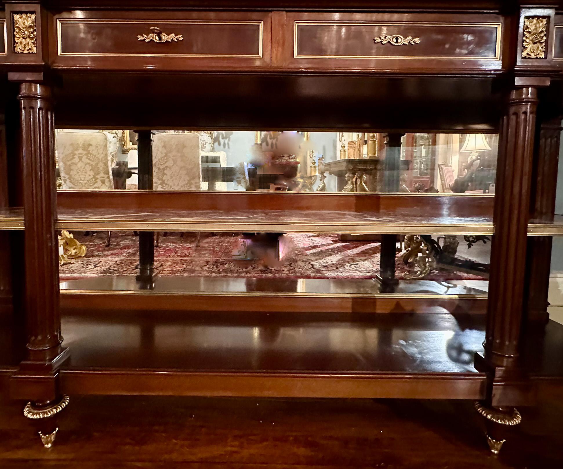 Antikes französisches Sideboard aus Mahagoni mit Marmorplatte und Goldbronze-Montierung, um 1890 (Bronze) im Angebot