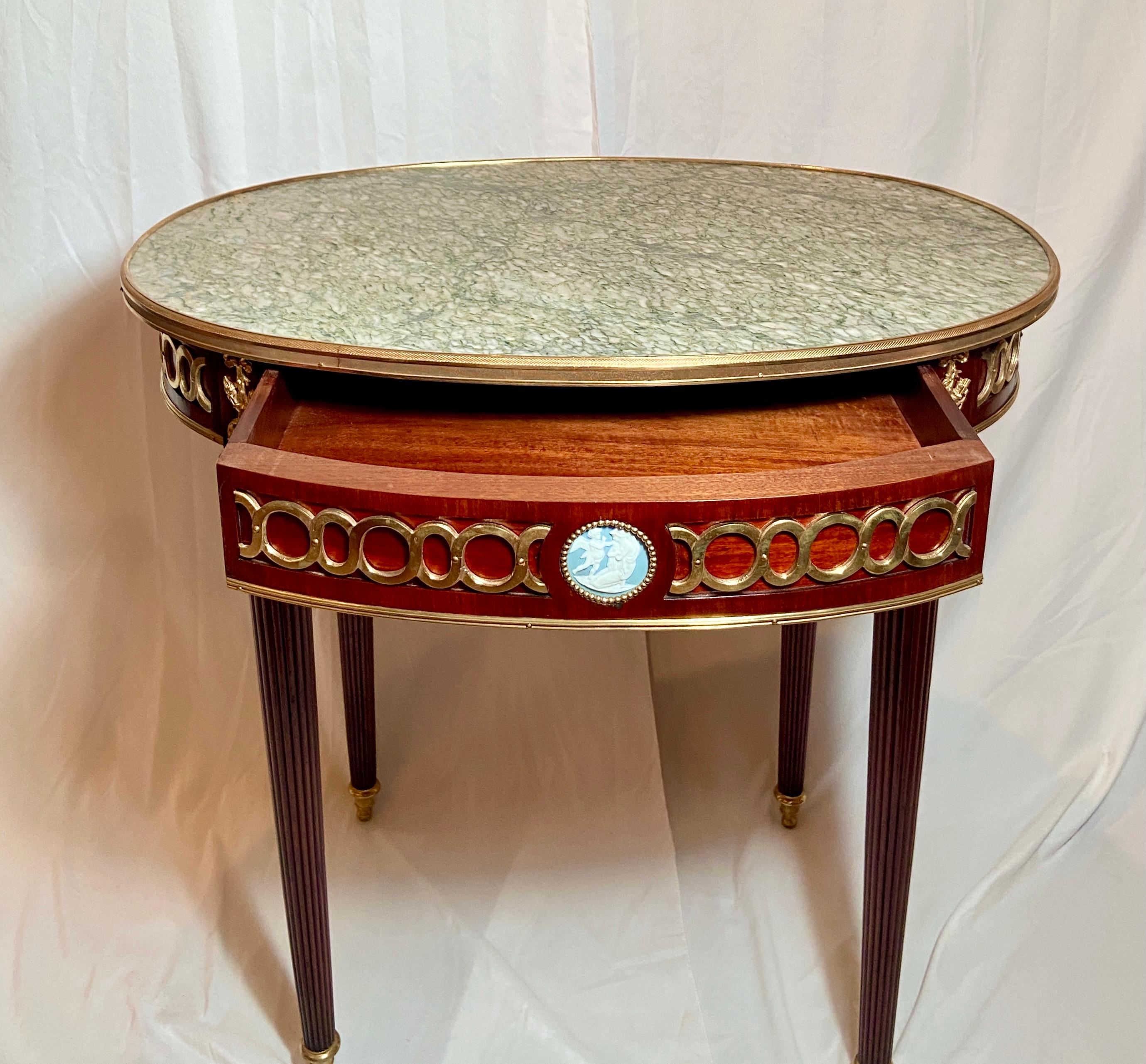 Antiker französischer Mahagoni-Tisch aus Goldbronze mit Marmorplatte und Goldbronze-Montierung, um 1880 (19. Jahrhundert) im Angebot