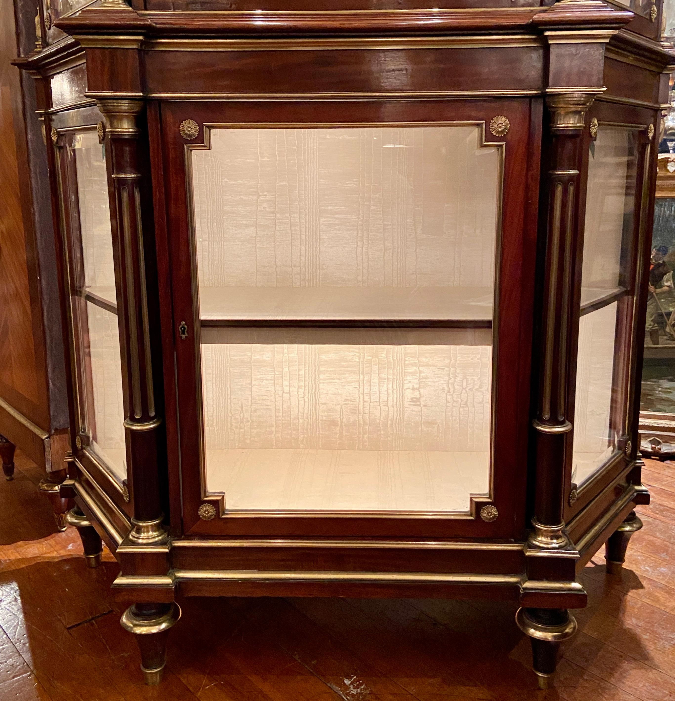 Antique French Vitrine in mogano montate su bronzo dorato, 1880 circa In condizioni buone in vendita a New Orleans, LA
