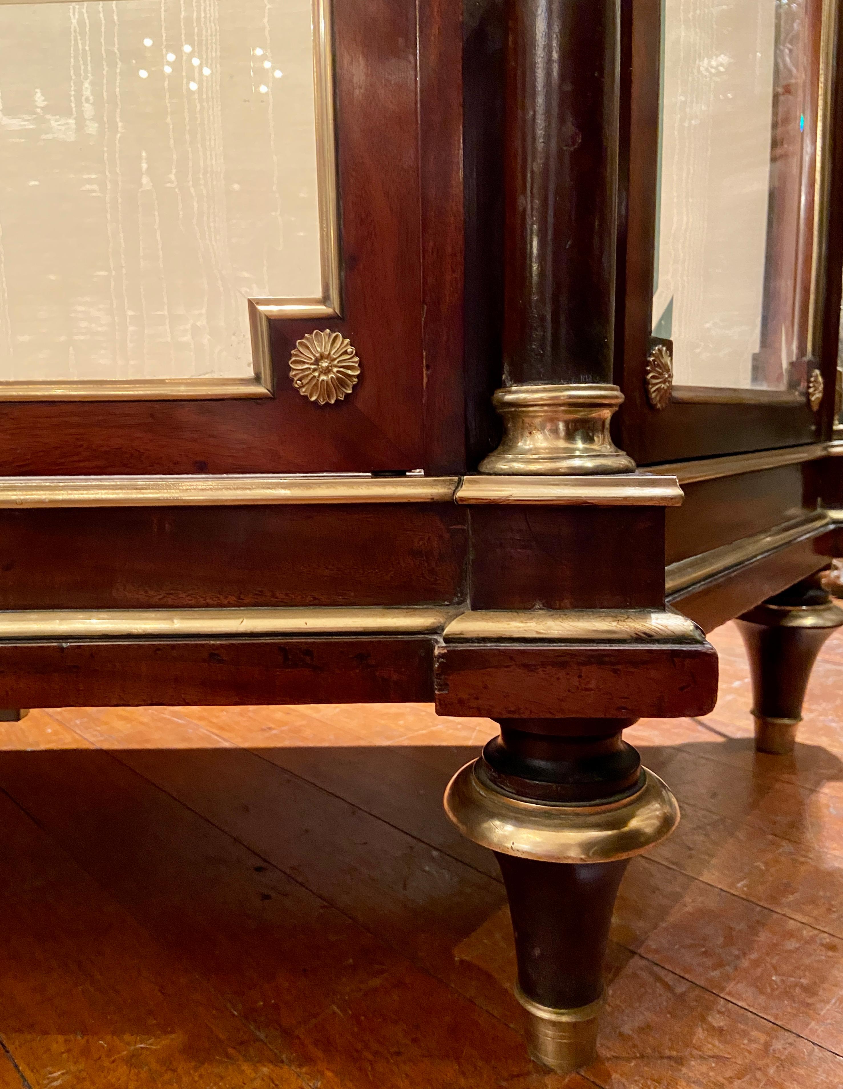 Antique French Vitrine in mogano montate su bronzo dorato, 1880 circa in vendita 3