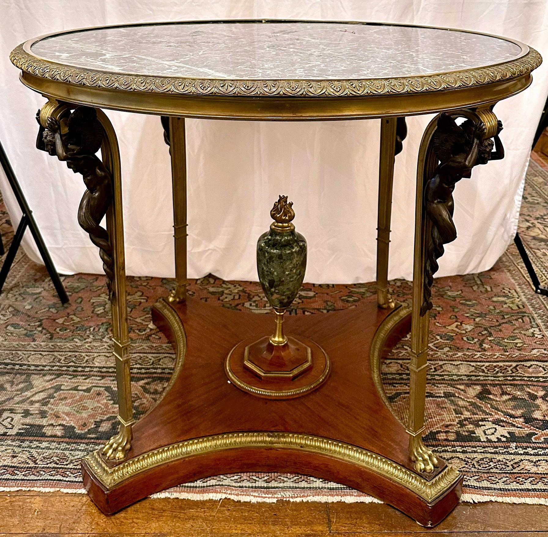 Antiker französischer Mahagoni-Mitteltisch aus dem 19. Jahrhundert mit Goldbronzebeschlägen und grüner Marmorplatte.
Nach dem Original von Adam Weisweiler und Pierre-Philippe Thomire im Château de Fontainebleau, CIRCA 1810. 