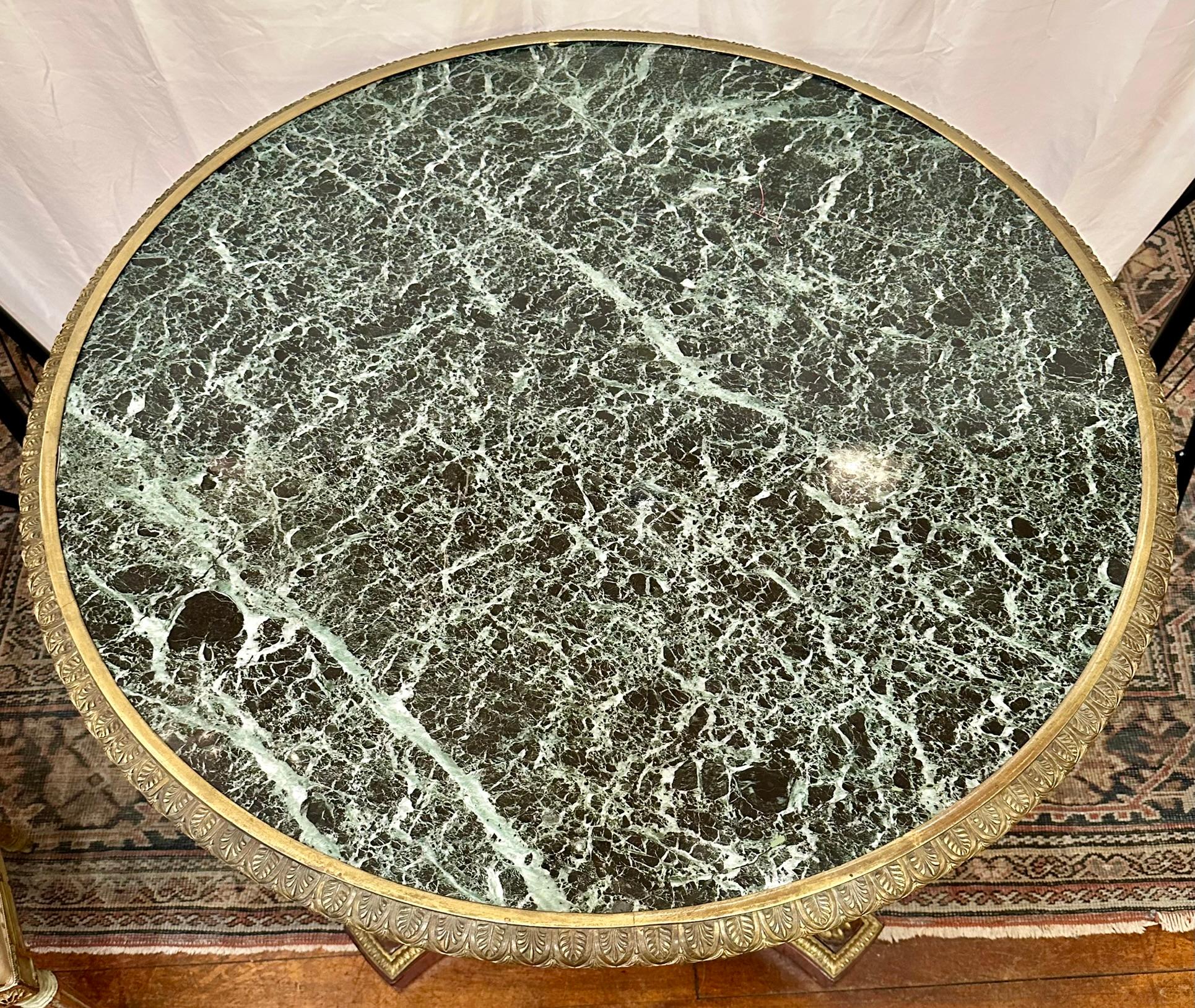 Antiker französischer Goldbronze-Mahagoni-Mitteltisch mit Marmorplatte aus Mahagoni, um 1890 (Louis XVI.) im Angebot