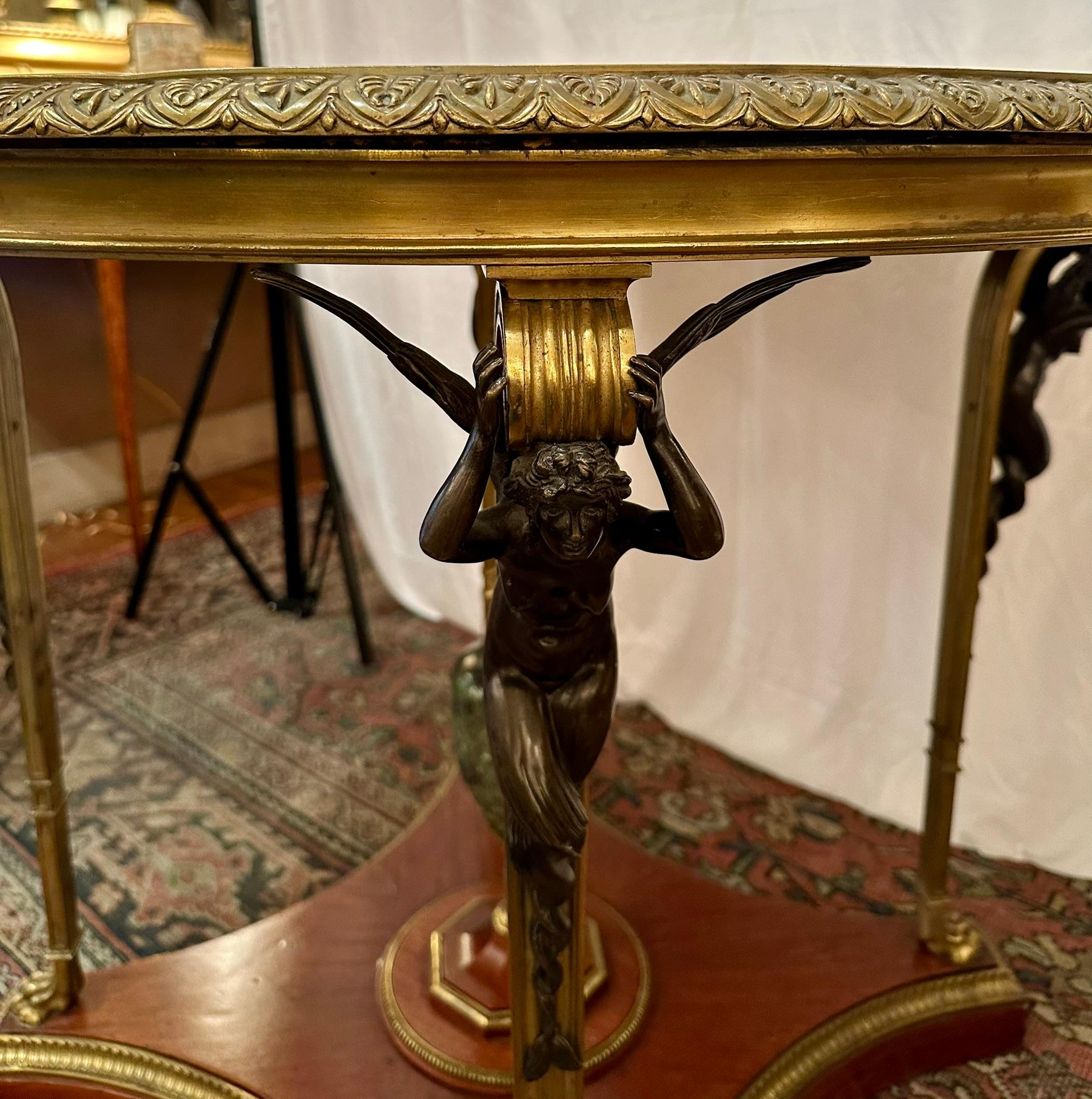 Antiker französischer Goldbronze-Mahagoni-Mitteltisch mit Marmorplatte aus Mahagoni, um 1890 (Französisch) im Angebot