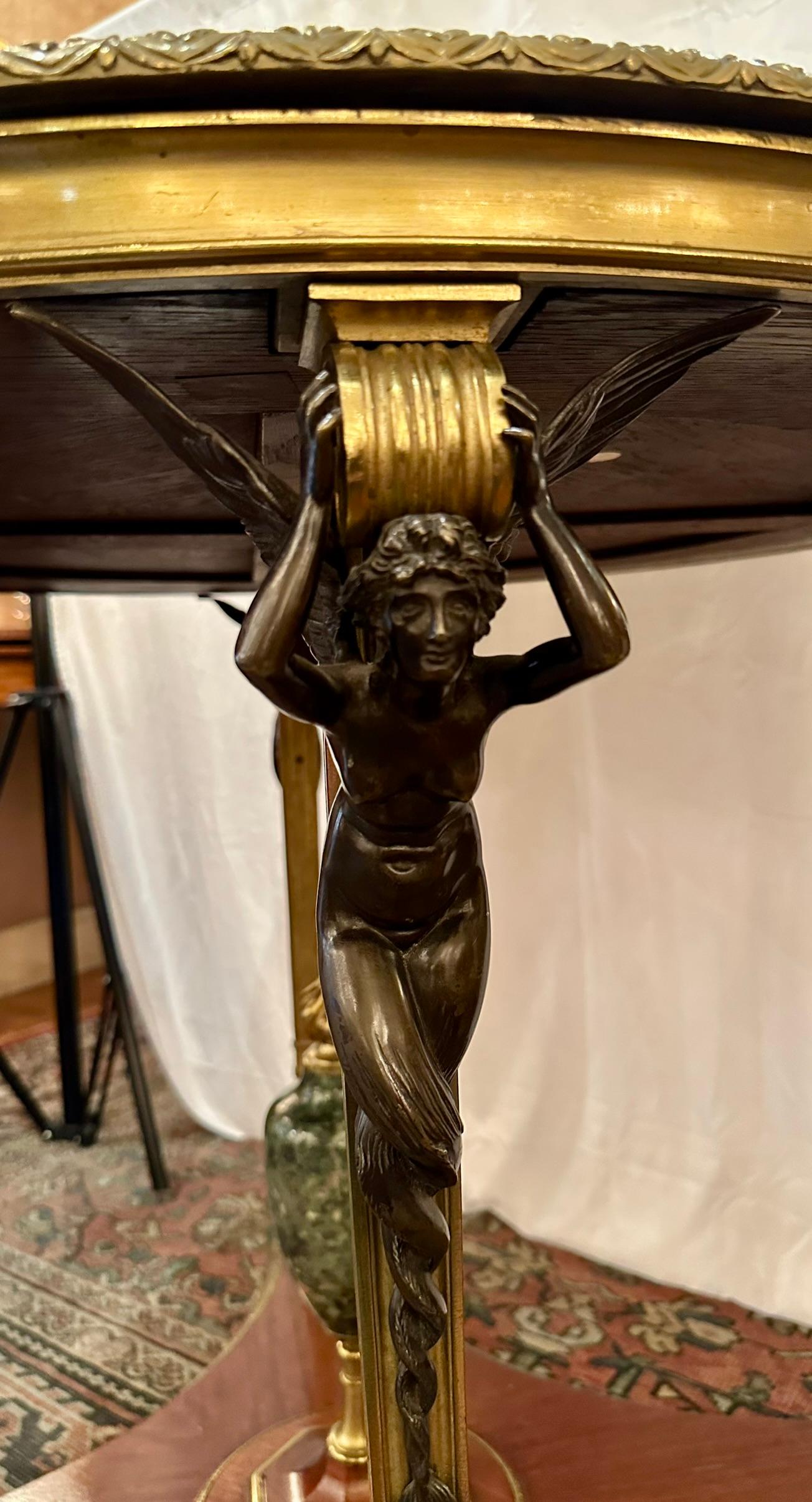 Antiker französischer Goldbronze-Mahagoni-Mitteltisch mit Marmorplatte aus Mahagoni, um 1890 im Zustand „Gut“ im Angebot in New Orleans, LA