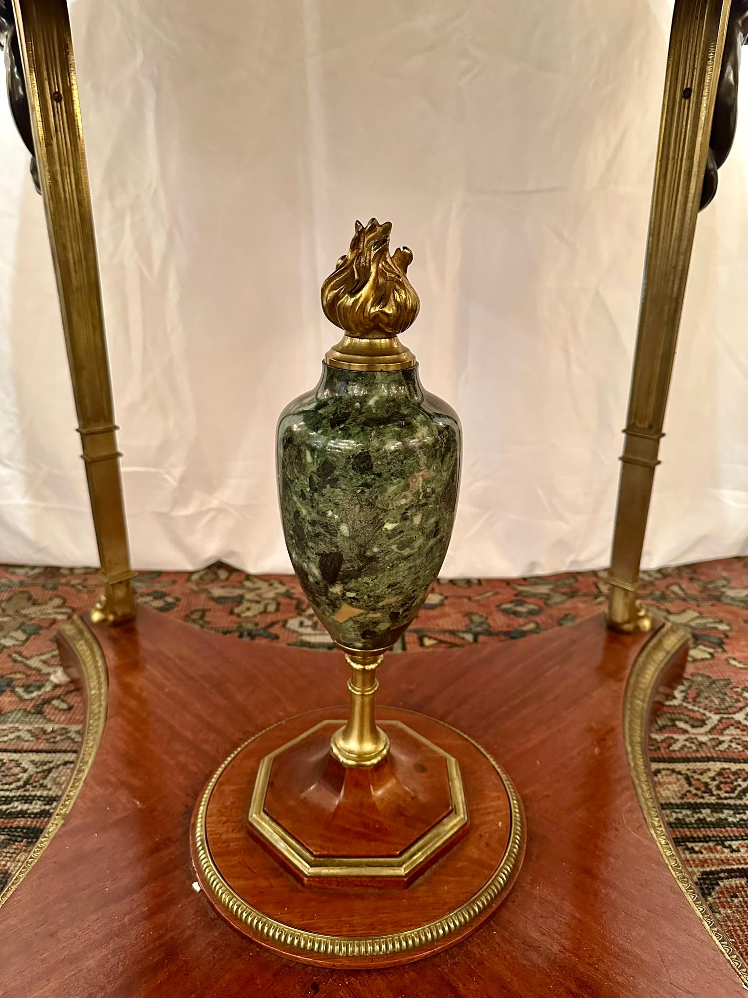 Antiker französischer Goldbronze-Mahagoni-Mitteltisch mit Marmorplatte aus Mahagoni, um 1890 (19. Jahrhundert) im Angebot