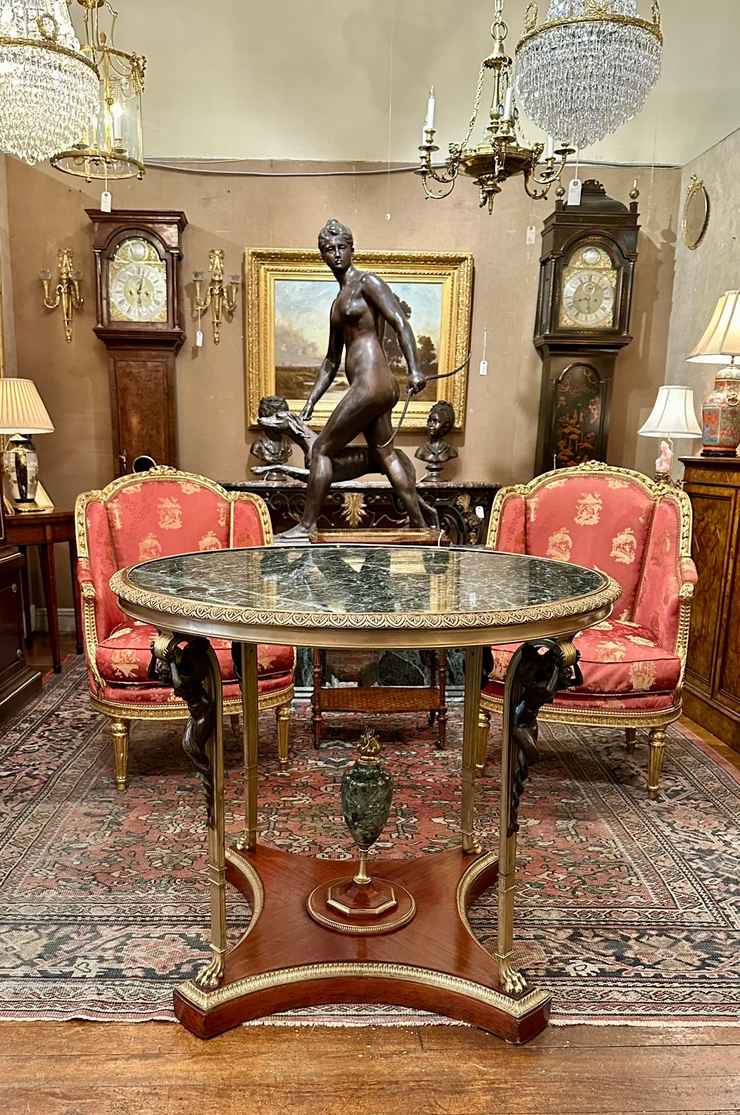 Antiker französischer Goldbronze-Mahagoni-Mitteltisch mit Marmorplatte aus Mahagoni, um 1890 (Bronze) im Angebot