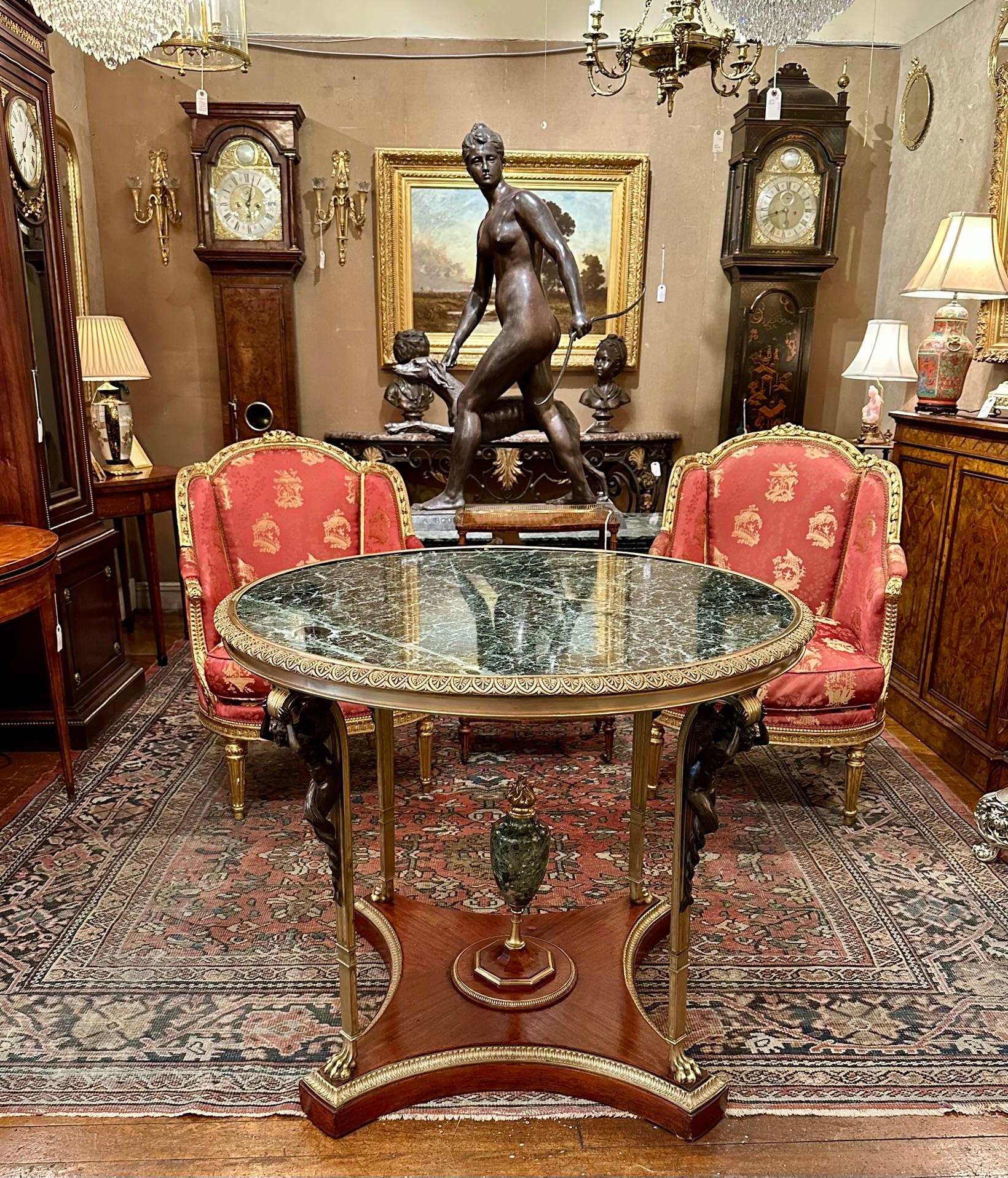 Antiker französischer Goldbronze-Mahagoni-Mitteltisch mit Marmorplatte aus Mahagoni, um 1890 im Angebot 1