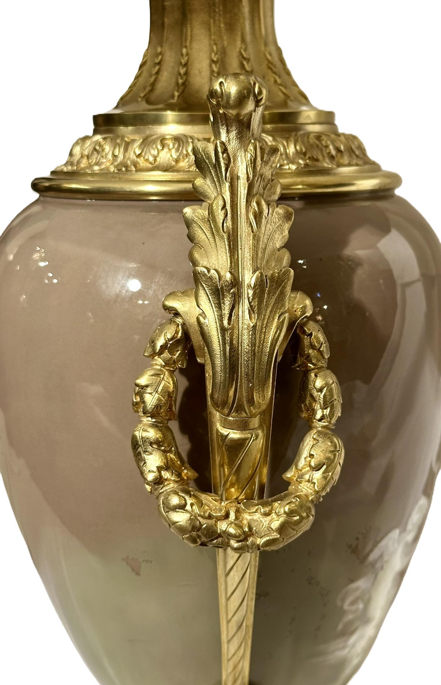 Antique French Lámpara de Porcelana Pâte-Sur-Pâte Montada en Bronce Dorado, Circa 1880. en venta 6