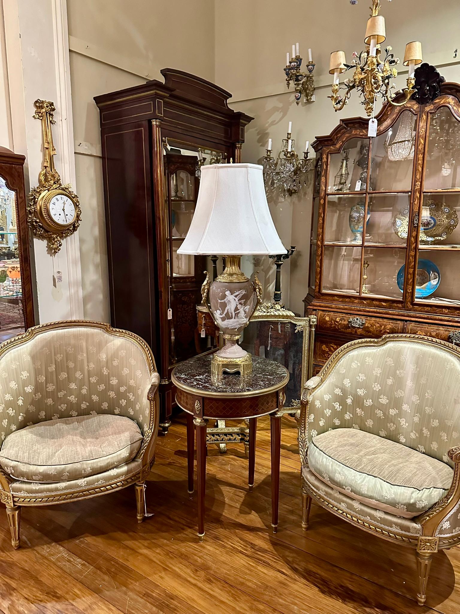 Antique French Lámpara de Porcelana Pâte-Sur-Pâte Montada en Bronce Dorado, Circa 1880. en venta 7