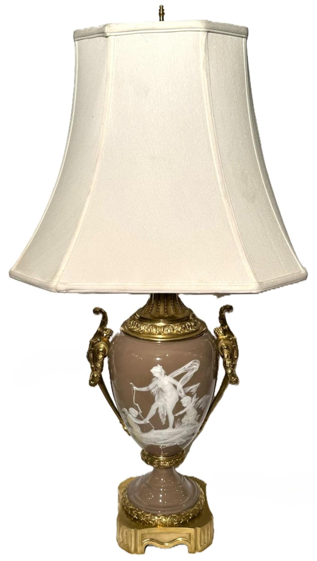 Antique French Lámpara de Porcelana Pâte-Sur-Pâte Montada en Bronce Dorado, Circa 1880. Francés en venta