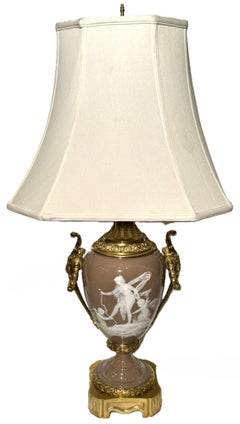 Antique French Gold Bronze montiert Pâte-Sur-Pâte Porzellanlampe, CIRCA 1880.