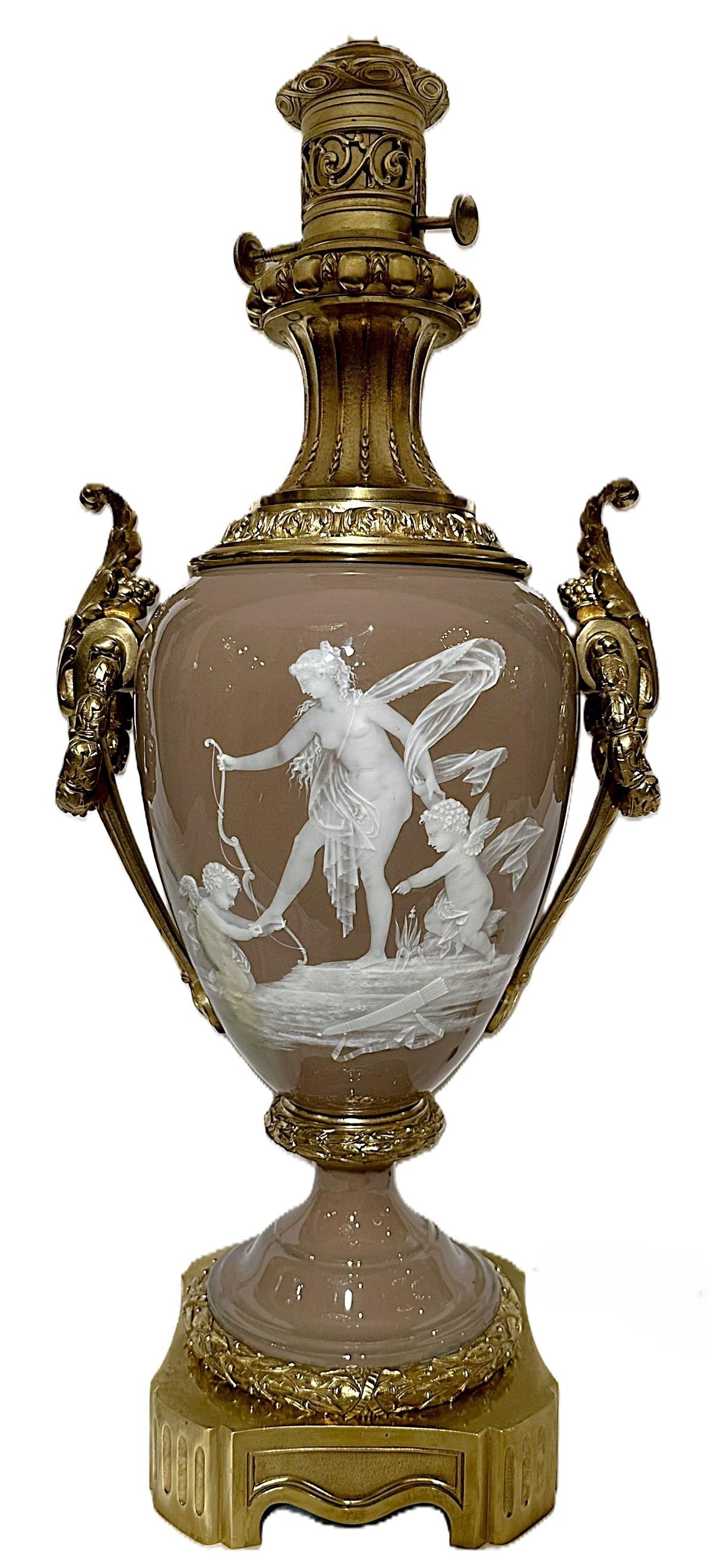 Antique French Lámpara de Porcelana Pâte-Sur-Pâte Montada en Bronce Dorado, Circa 1880. en Bueno estado para la venta en New Orleans, LA