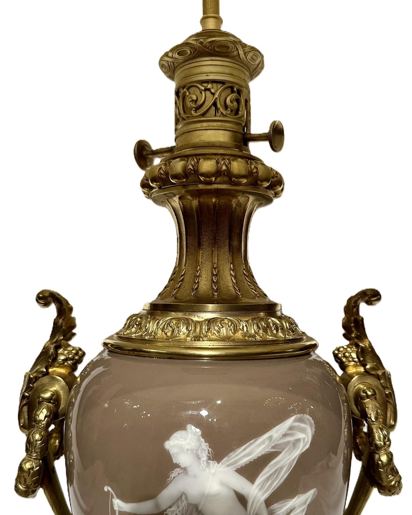 Antique French Lámpara de Porcelana Pâte-Sur-Pâte Montada en Bronce Dorado, Circa 1880. siglo XIX en venta