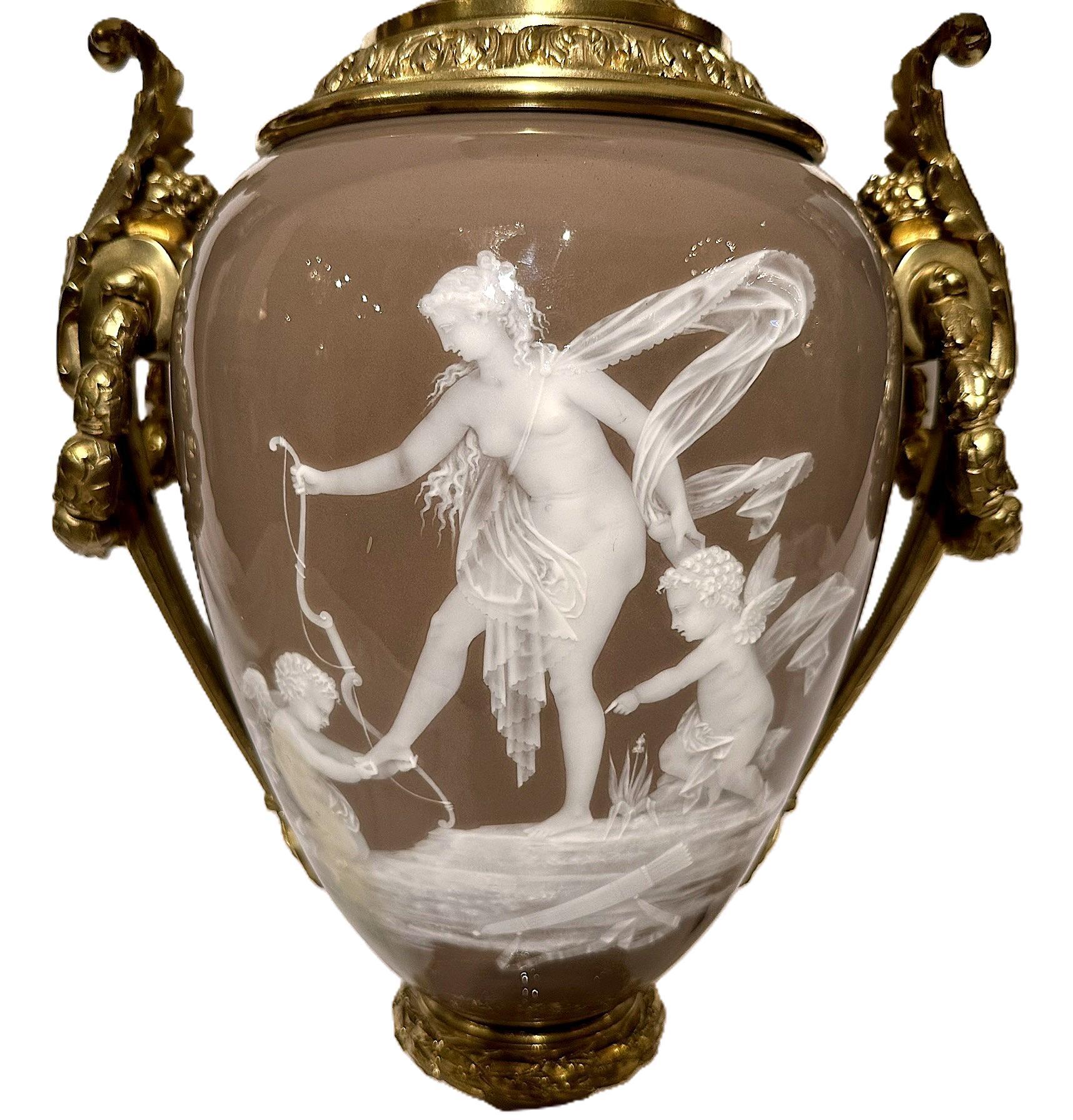 Antique French Lámpara de Porcelana Pâte-Sur-Pâte Montada en Bronce Dorado, Circa 1880. en venta 1