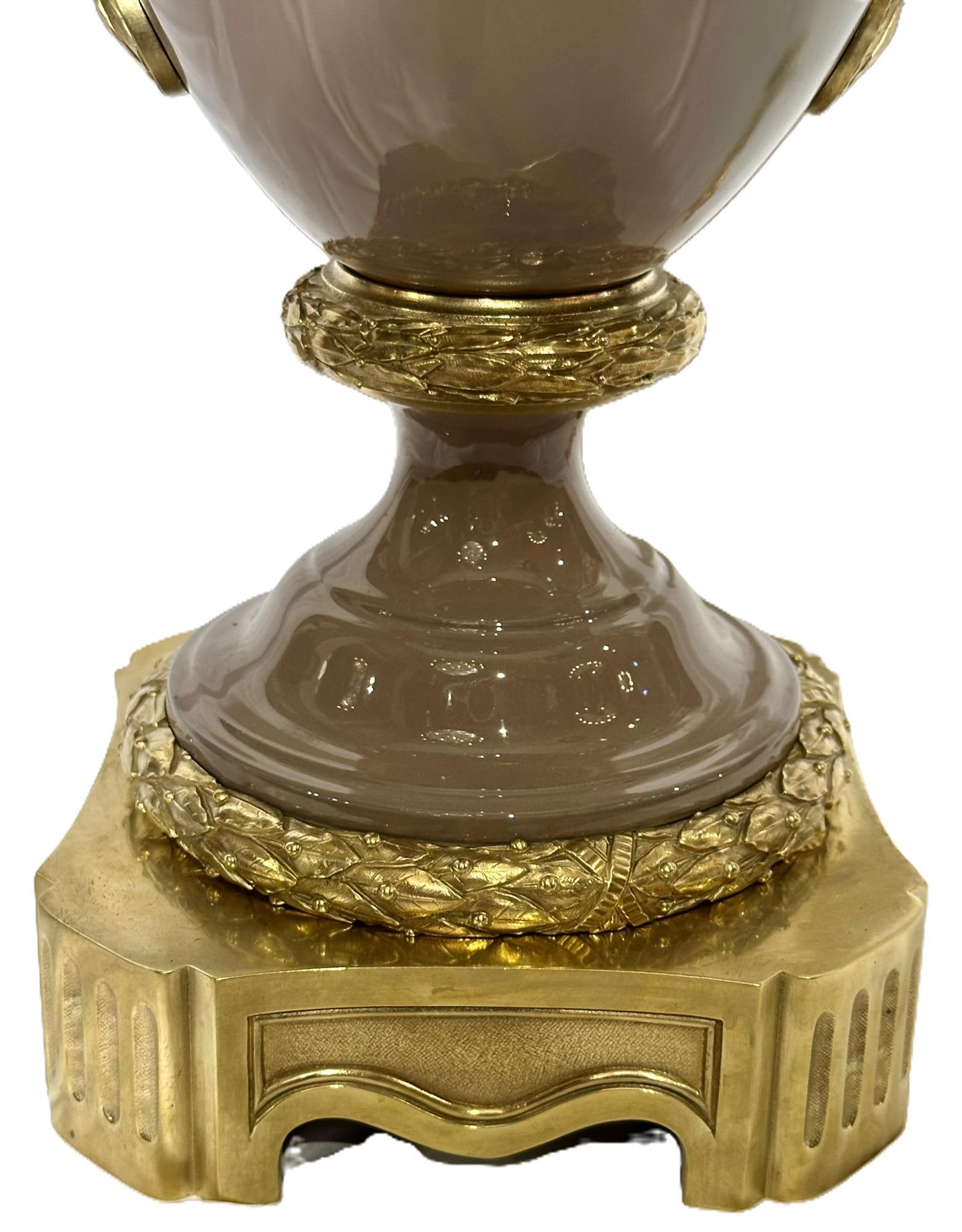 Antique French Lámpara de Porcelana Pâte-Sur-Pâte Montada en Bronce Dorado, Circa 1880. en venta 2