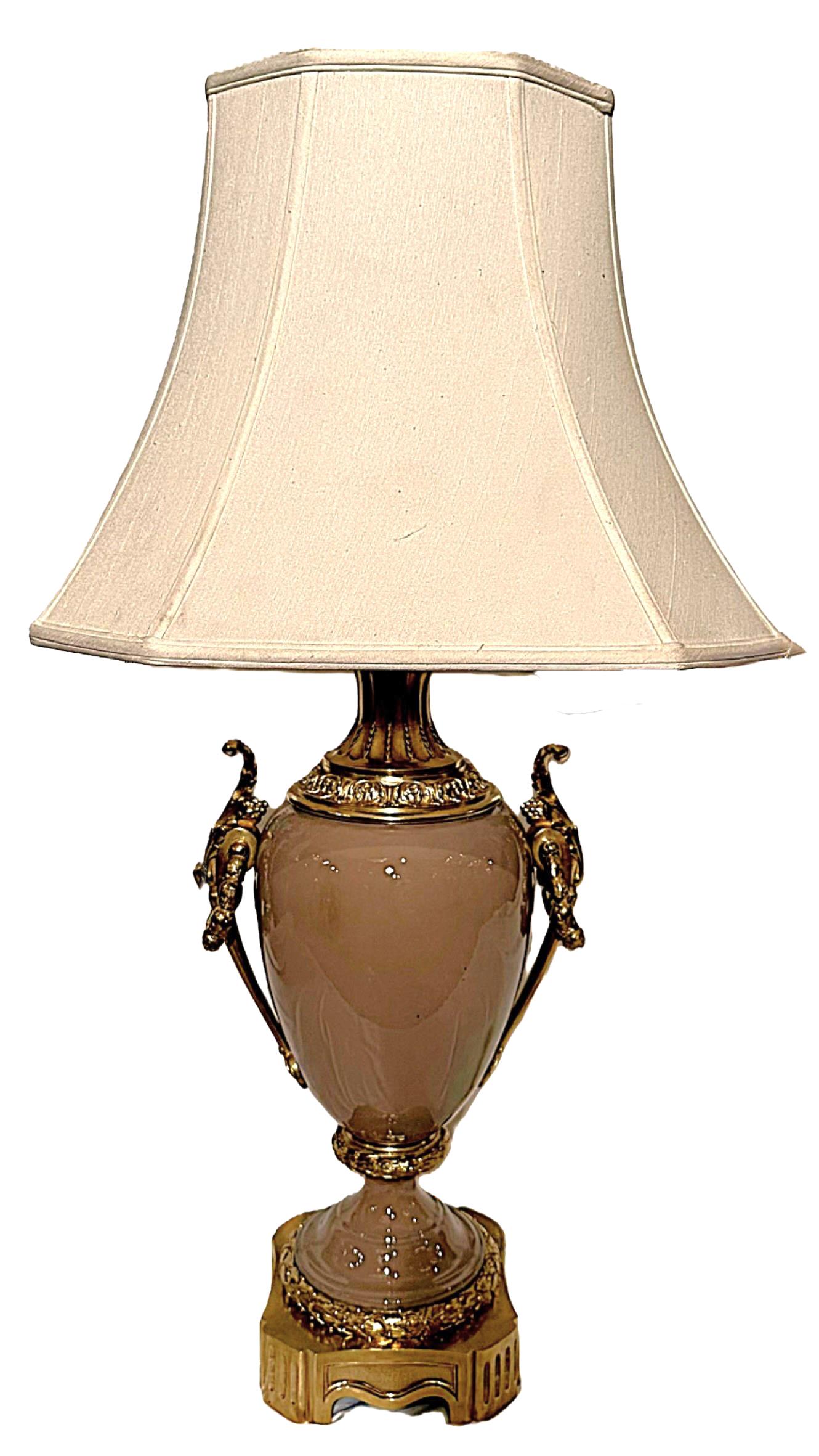 Antique French Lámpara de Porcelana Pâte-Sur-Pâte Montada en Bronce Dorado, Circa 1880. en venta 3