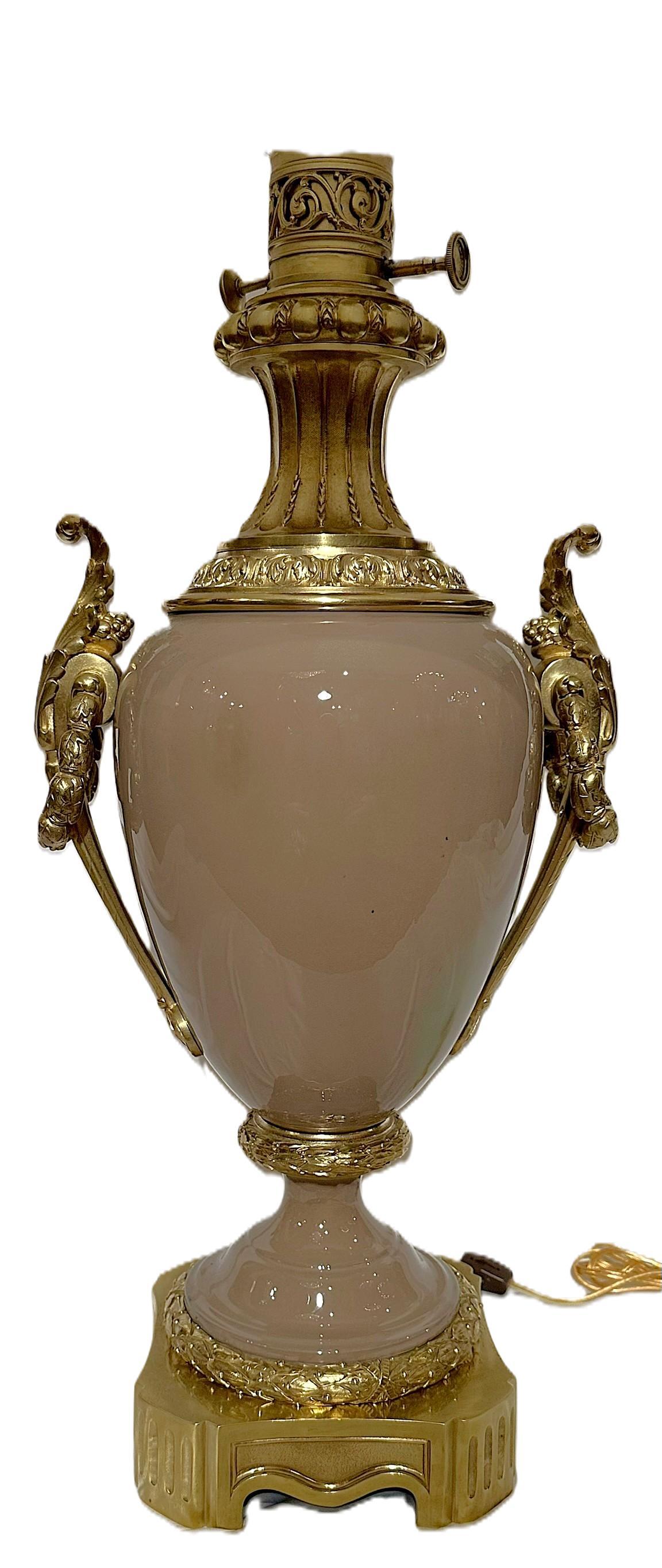 Antique French Lámpara de Porcelana Pâte-Sur-Pâte Montada en Bronce Dorado, Circa 1880. en venta 4