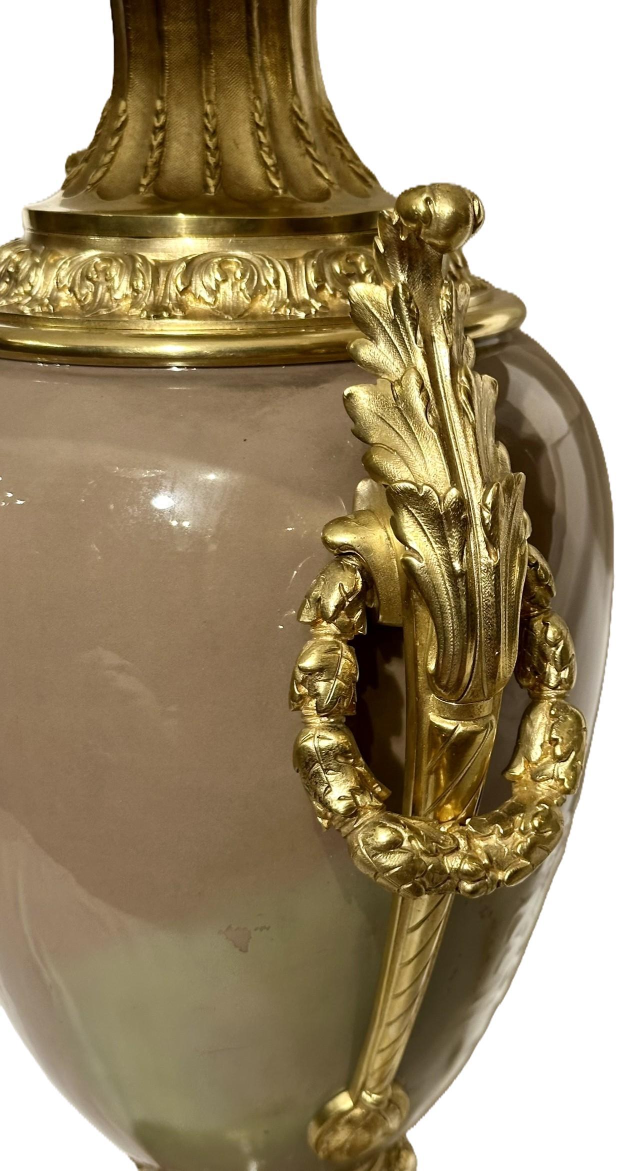 Antique French Lámpara de Porcelana Pâte-Sur-Pâte Montada en Bronce Dorado, Circa 1880. en venta 5