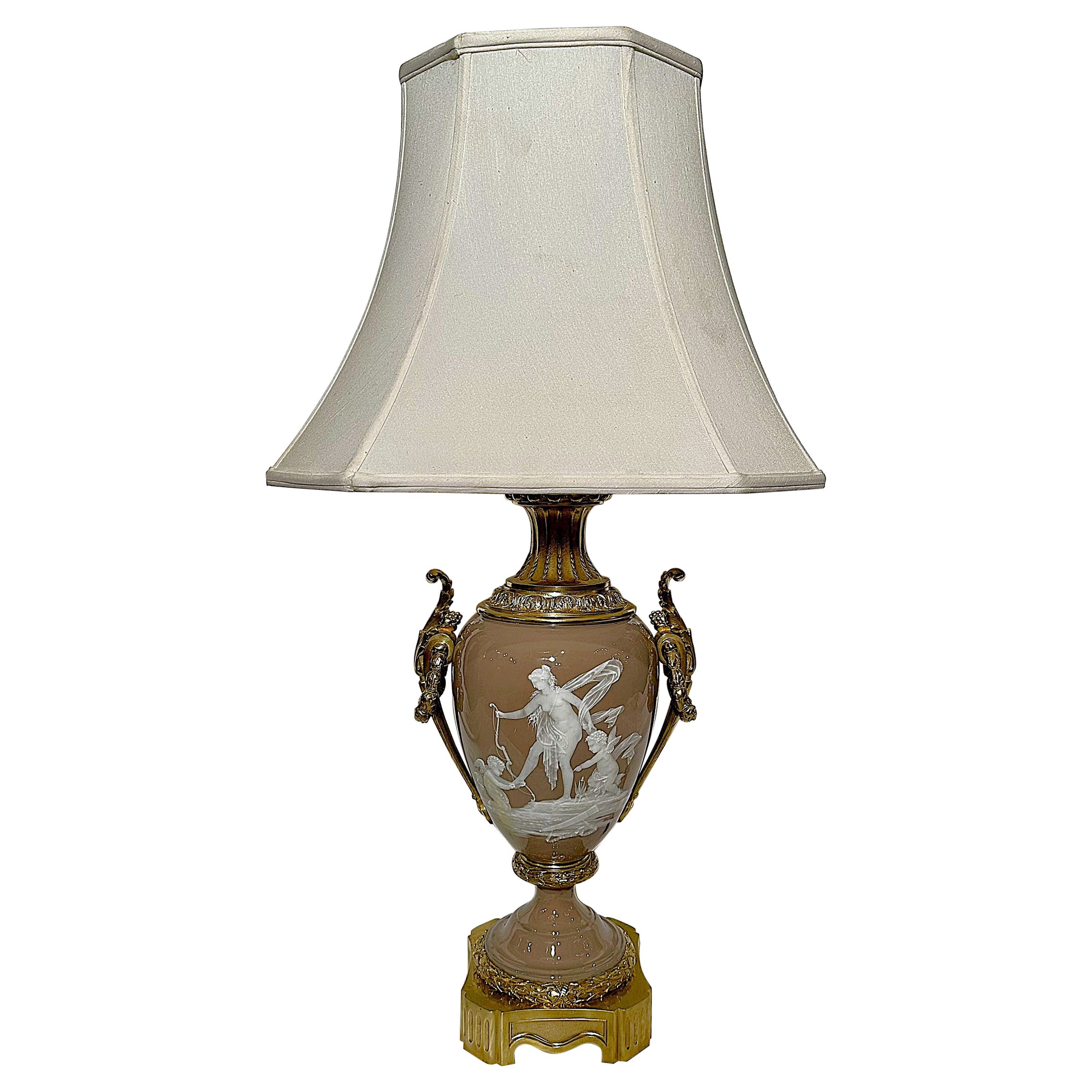 Antique French Lámpara de Porcelana Pâte-Sur-Pâte Montada en Bronce Dorado, Circa 1880. en venta