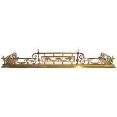 Antiguo guardafuego francés de bronce dorado y mármol ónice, circa años 1890.