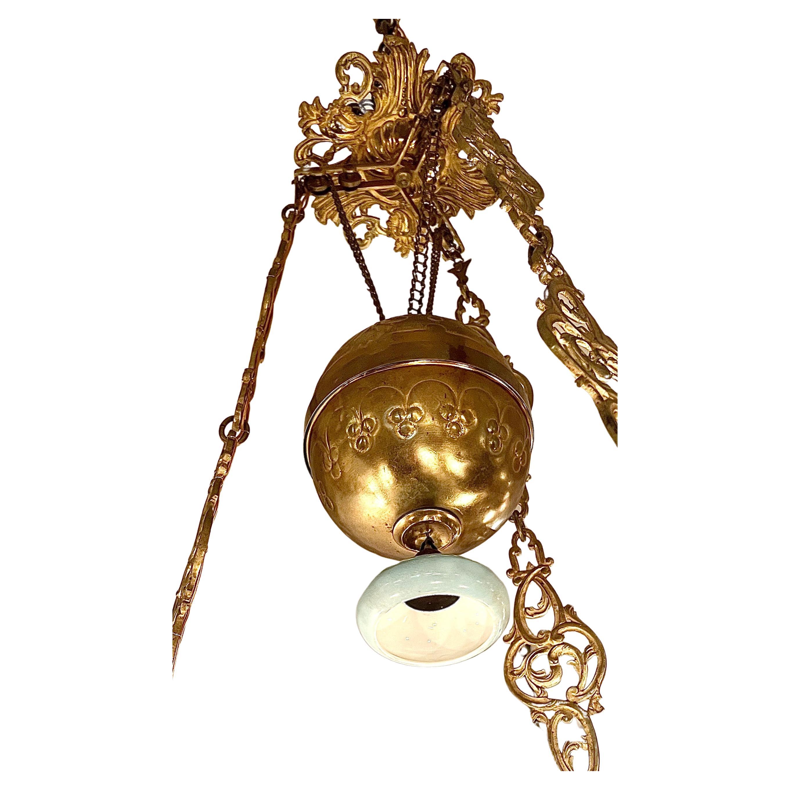 Français Lustre ancien en bronze doré et verre opalin, Circa 1890. en vente