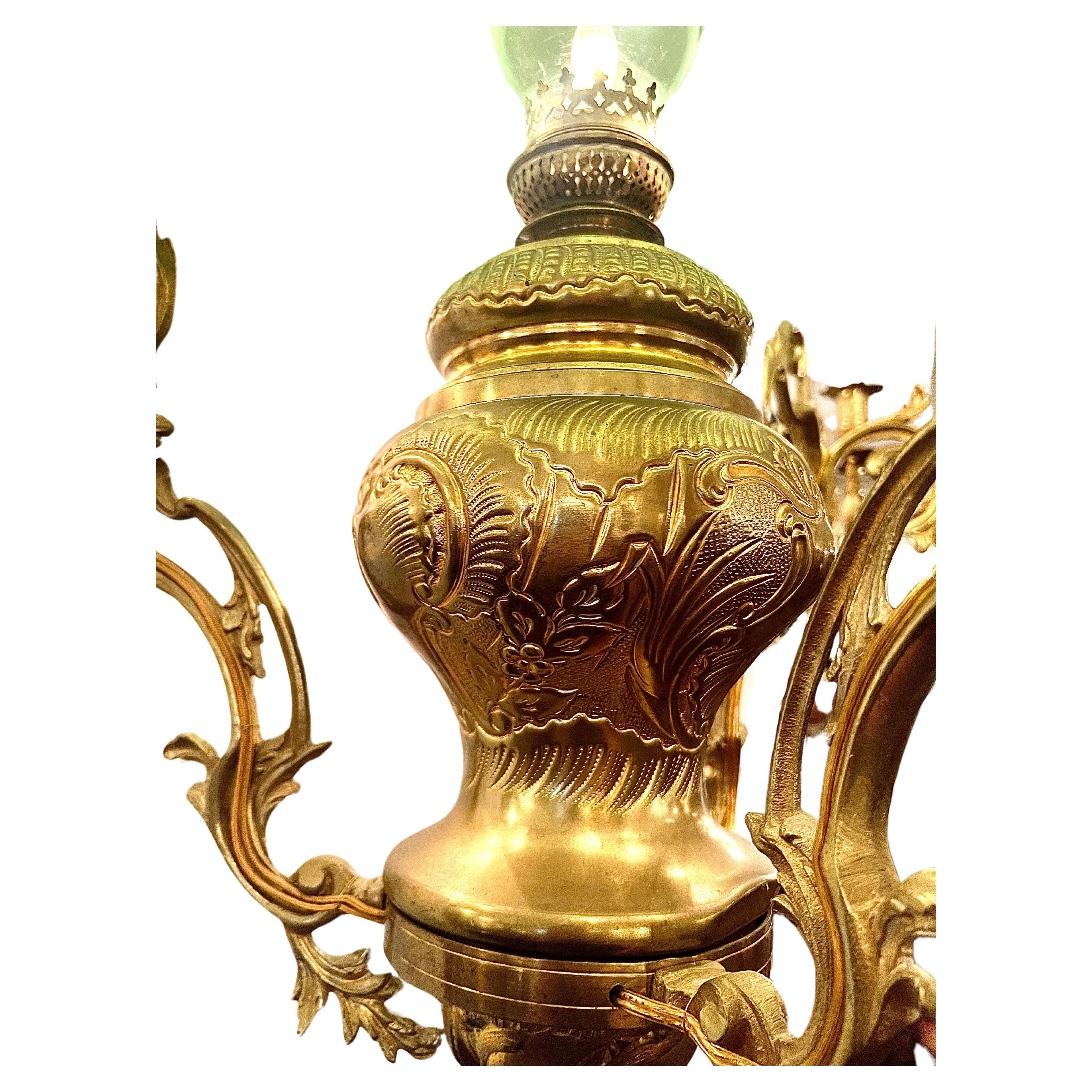 Lustre ancien en bronze doré et verre opalin, Circa 1890. en vente 1