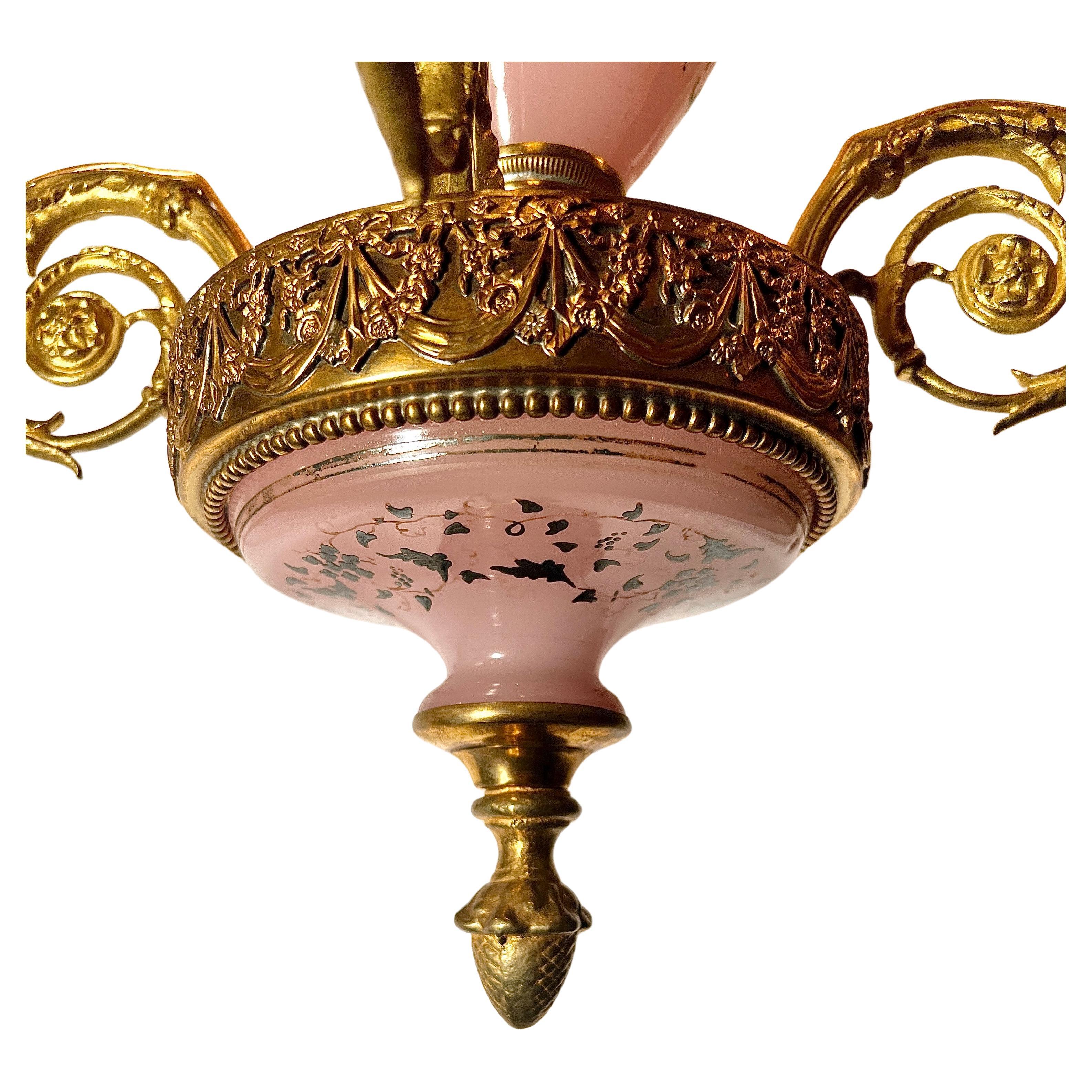Antiker französischer Kronleuchter aus Goldbronze und seltenem rosa Opalglas, CIRCA 1890 im Zustand „Gut“ im Angebot in New Orleans, LA