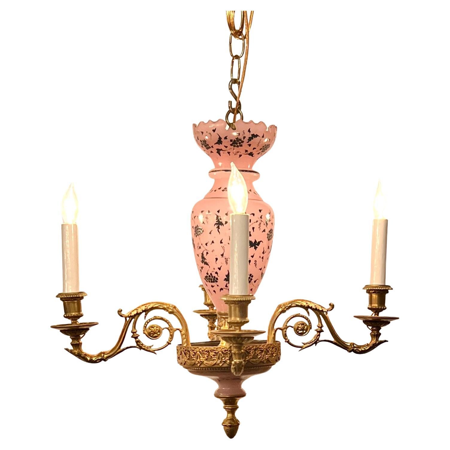Antiker französischer Kronleuchter aus Goldbronze und seltenem rosa Opalglas, CIRCA 1890 (19. Jahrhundert) im Angebot