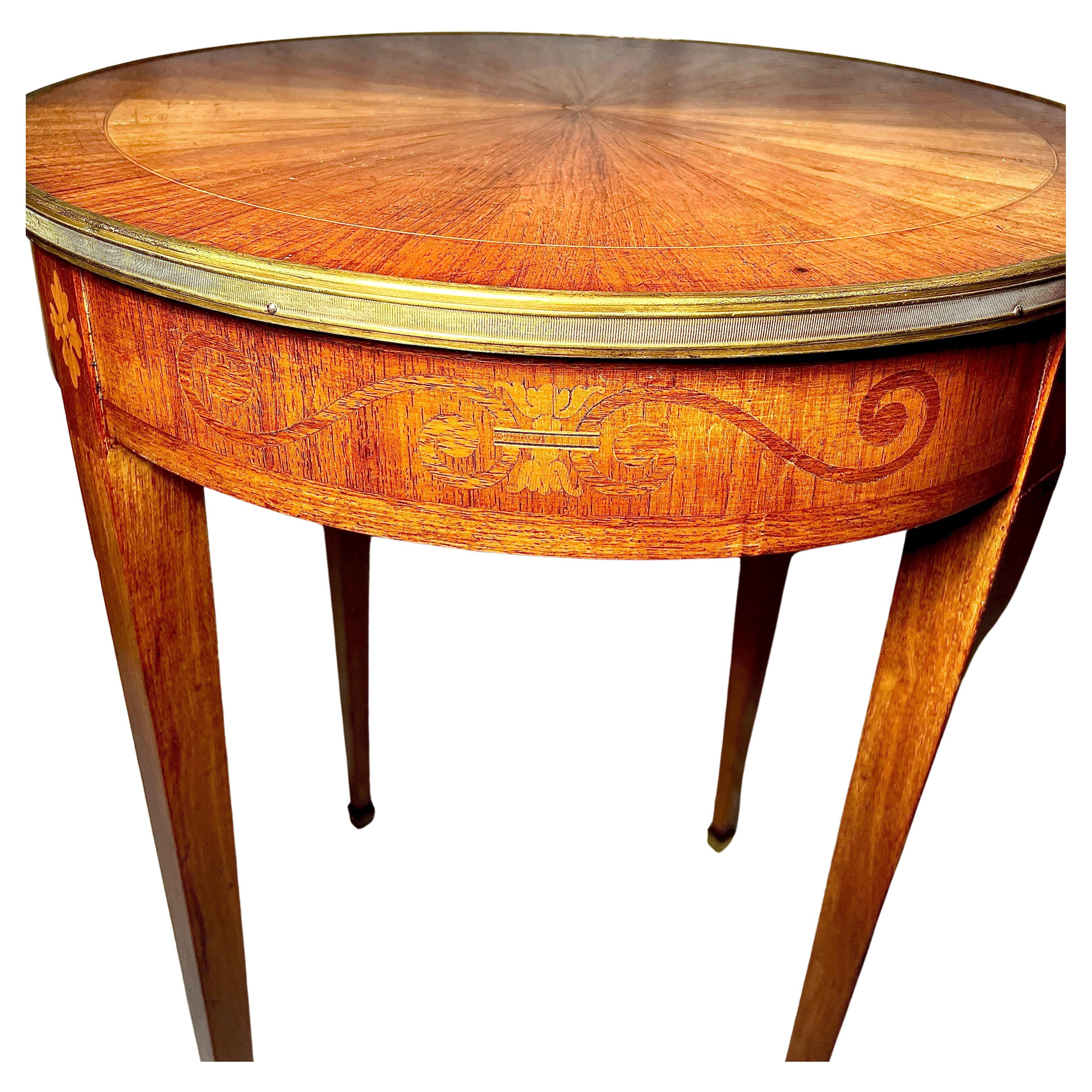 Antiker französischer Bouillotte-Tisch aus Goldbronze und Seidenholz mit Intarsien, ca. 1900 (Französisch) im Angebot