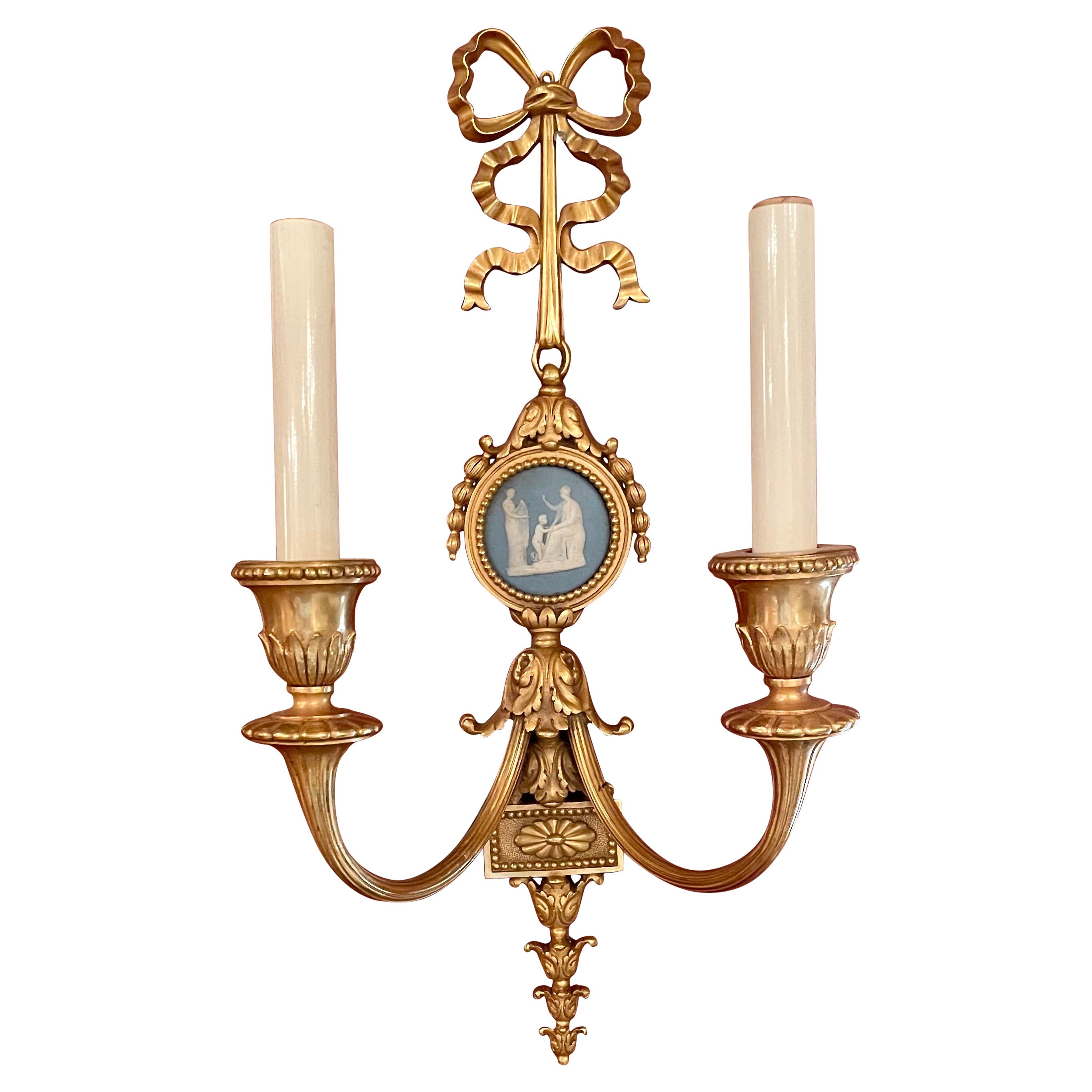 Applique murale française ancienne en bronze doré avec plaque Wedgwood, vers 1900. en vente