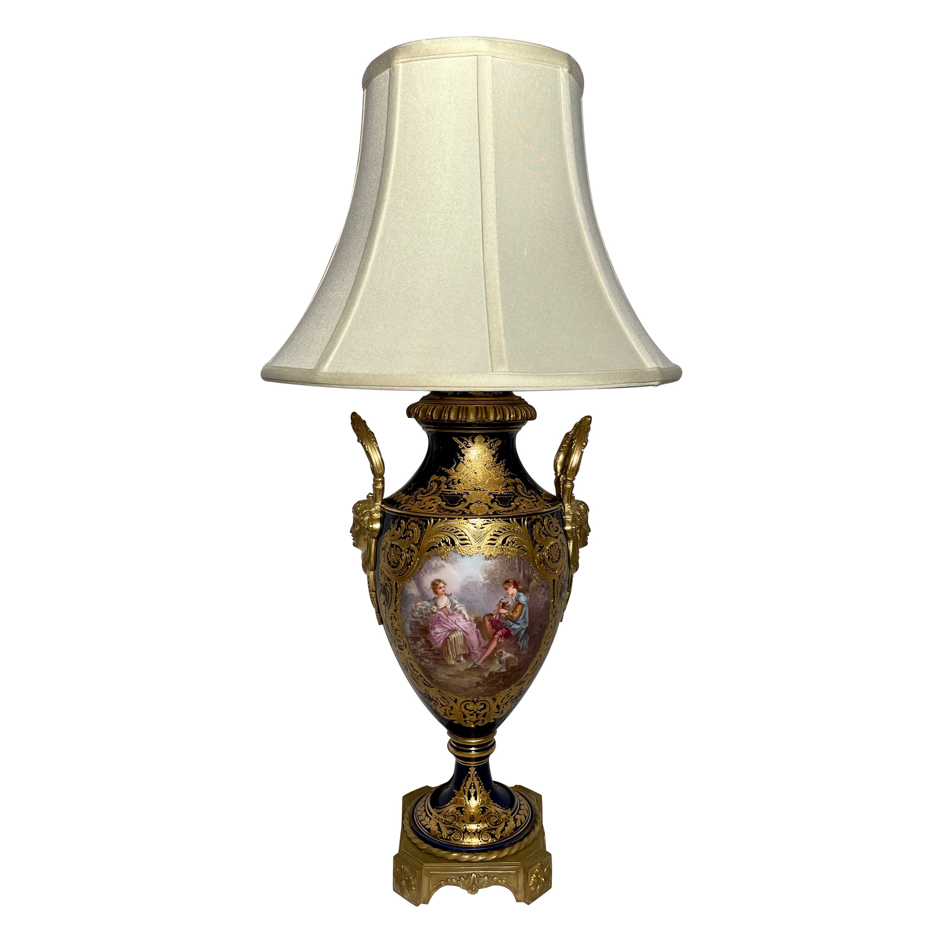 Antique French Urna de Porcelana de Sèvres con Incrustaciones de Oro Cobalto Convertida en Lámpara