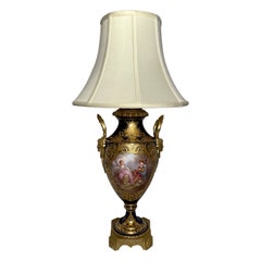 Antique French Urna de Porcelana de Sèvres con Incrustaciones de Oro Cobalto Convertida en Lámpara