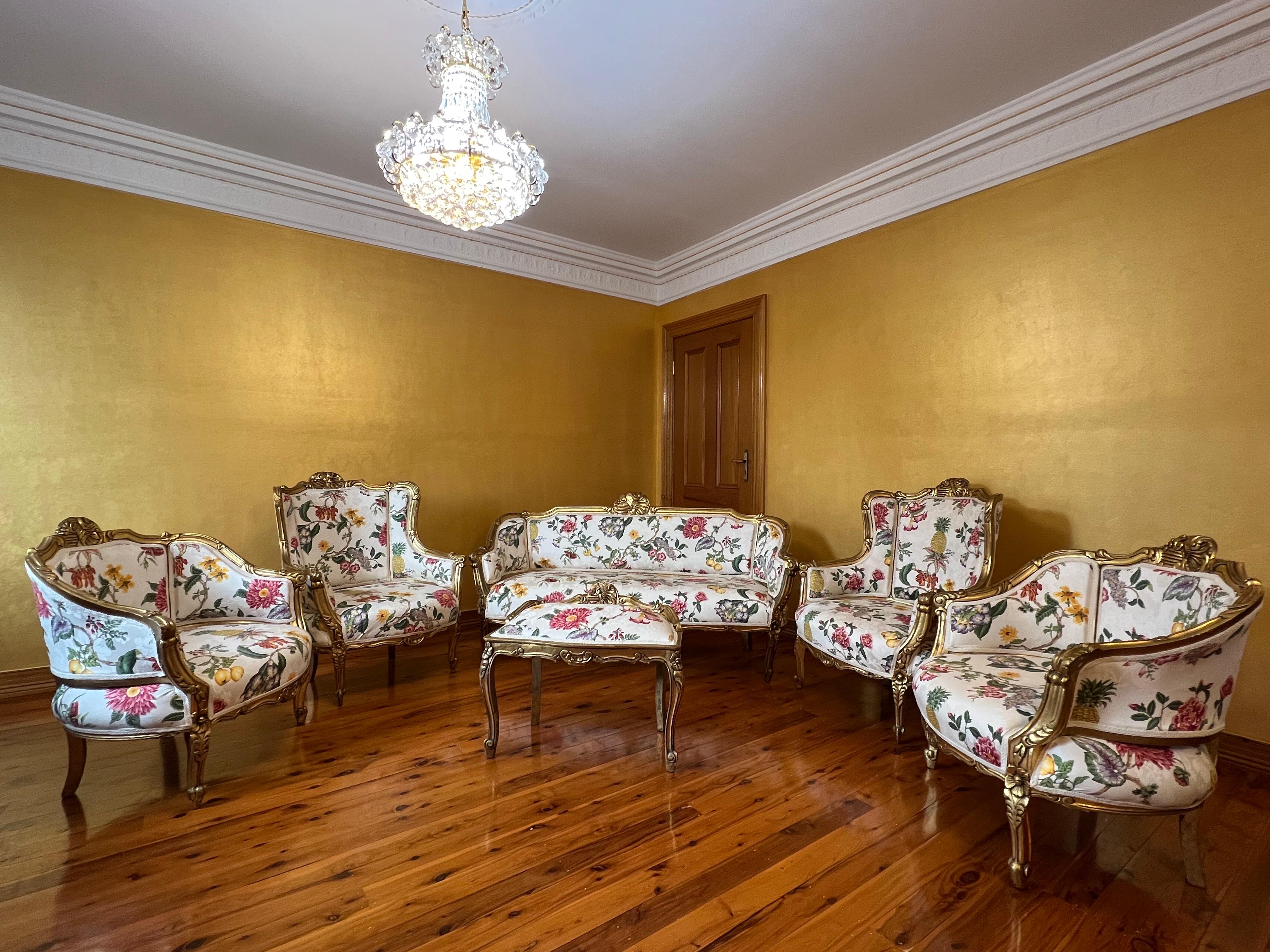 Wunderschönes, vergoldetes, sechsteiliges Sofa aus dem 19. Jahrhundert mit floralen Schnitzereien und vielen Details, gepolstert mit einem Seidendamaststoff mit Blumen und Ananas.

Sechsteilige Suite kommt mit

Chaise Dreisitzer

Zwei