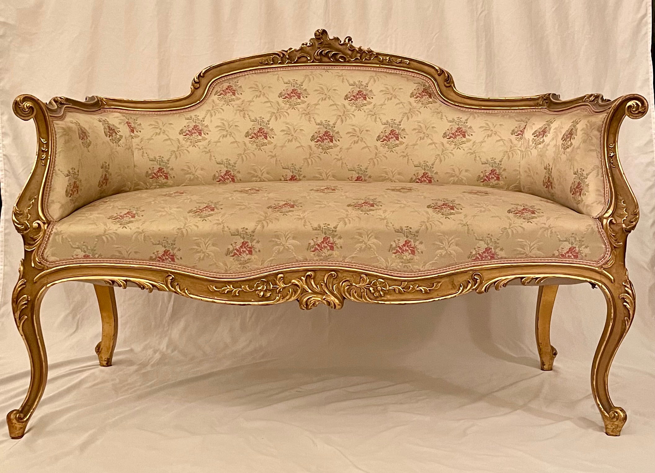 Français Canapé ancien français à feuilles d'or, Circa 1890. en vente