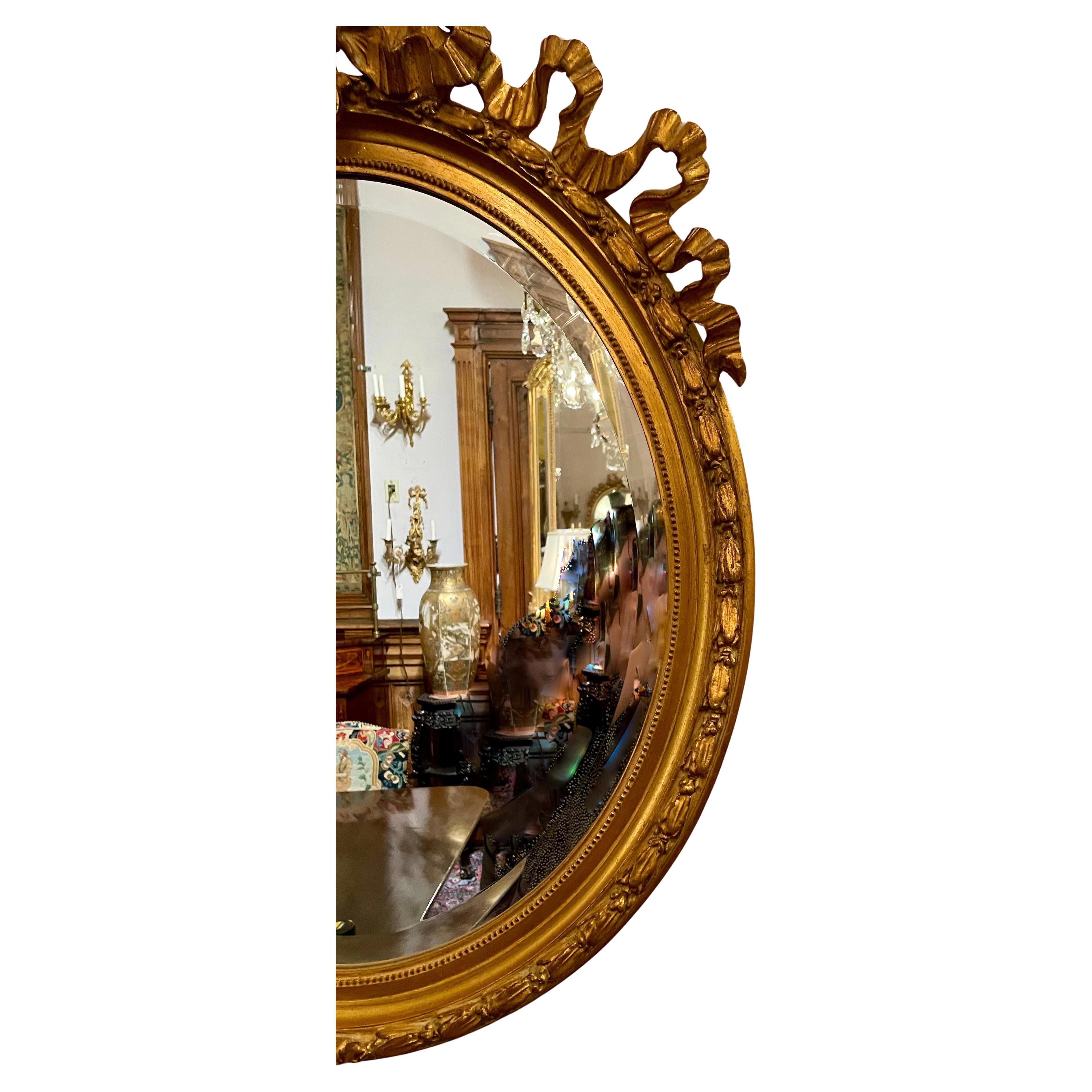 Français Miroir ovale français d'antiquités en or avec motif de ruban biseauté et sculpté, vers 1890 en vente